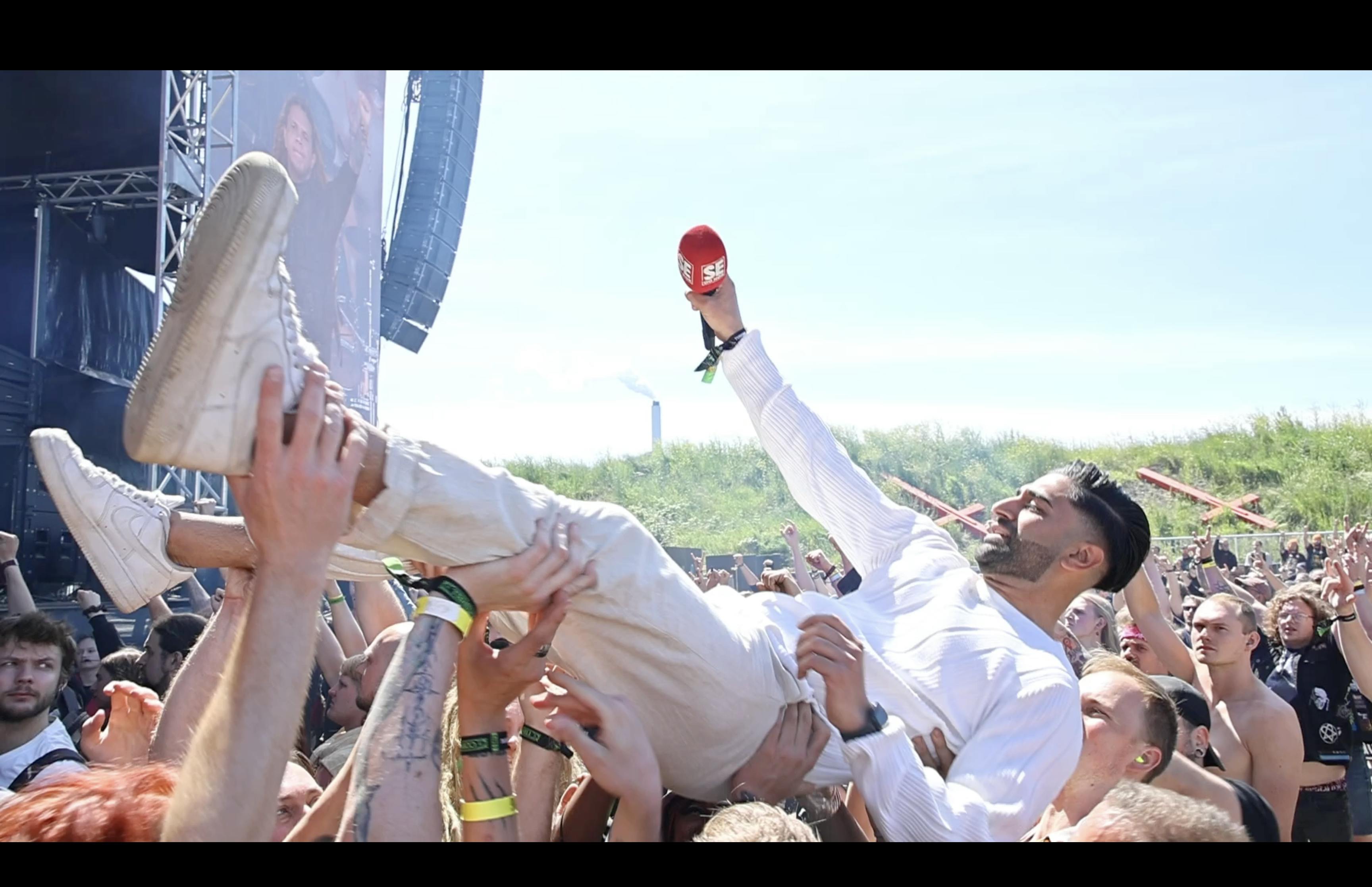 SE og HØRs udsendte fik også en crowd surfing-tur.