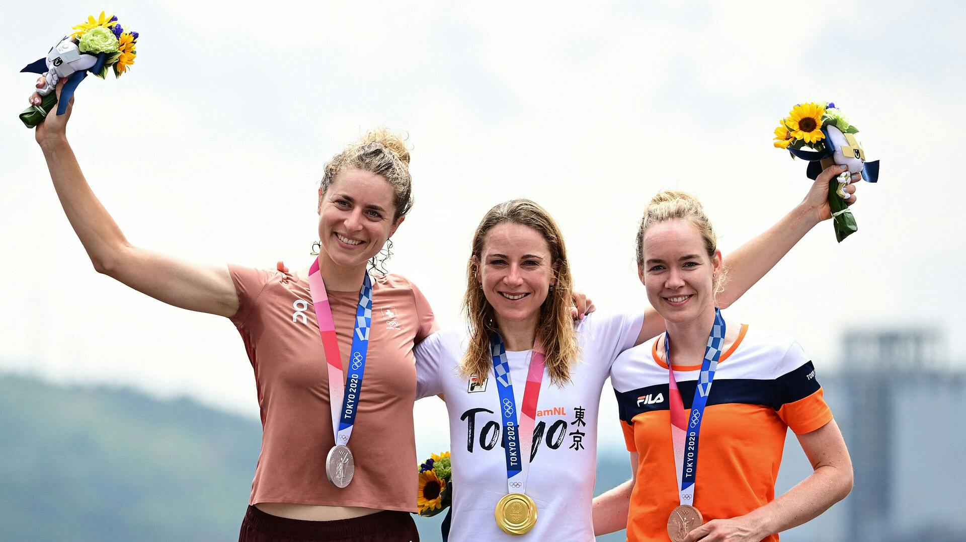 Anna Van Der Breggen (th) vandt OL-bronze ved kvindernes tidskørsel i Tokyo i 2021.