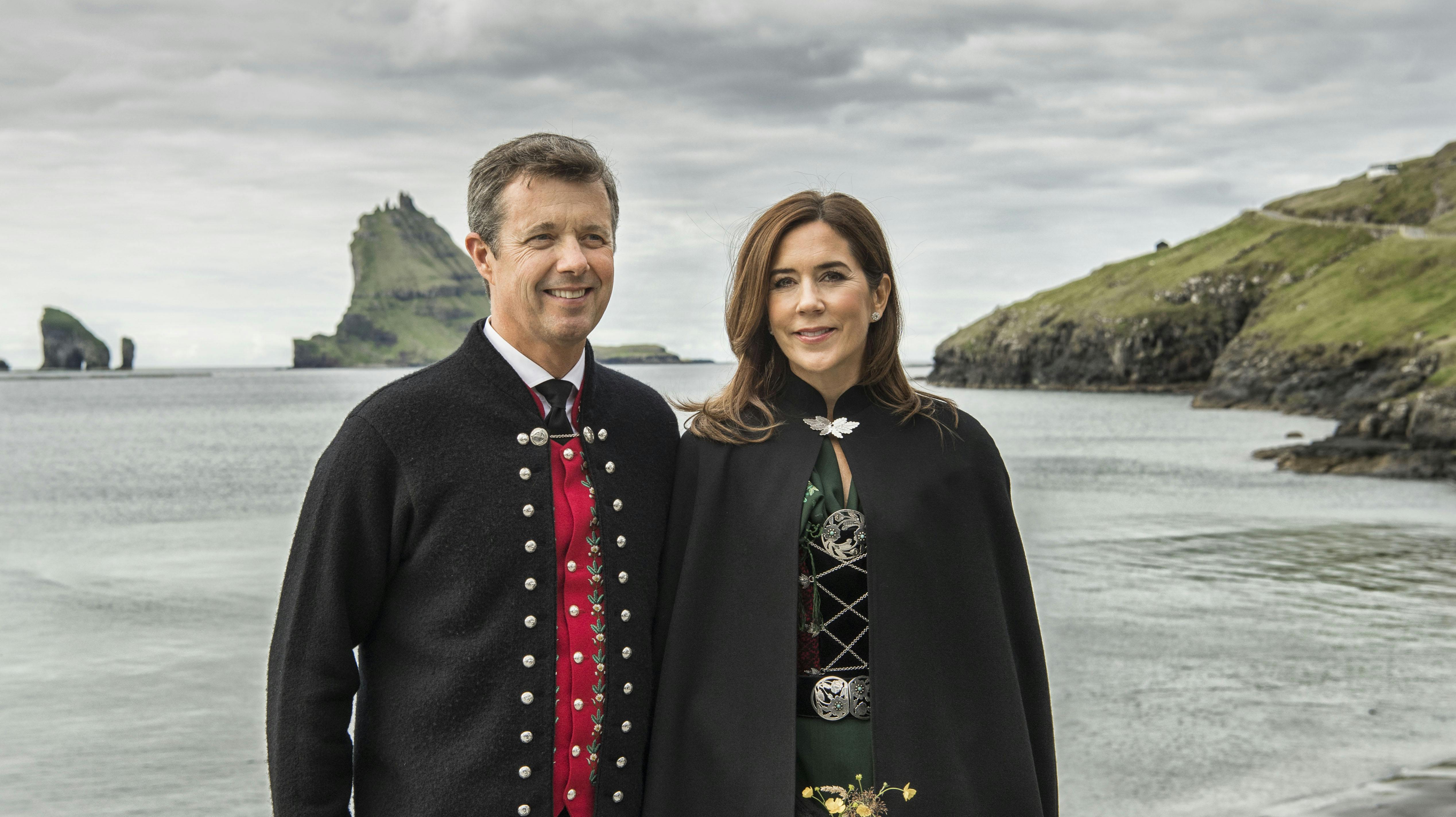 Særligt kong Frederik har et nært forhold til Færøerne, som han flere gange har besøgt som kronprins. Men det er første gang, at han og dronning Mary aflægger besøg som kongepar.