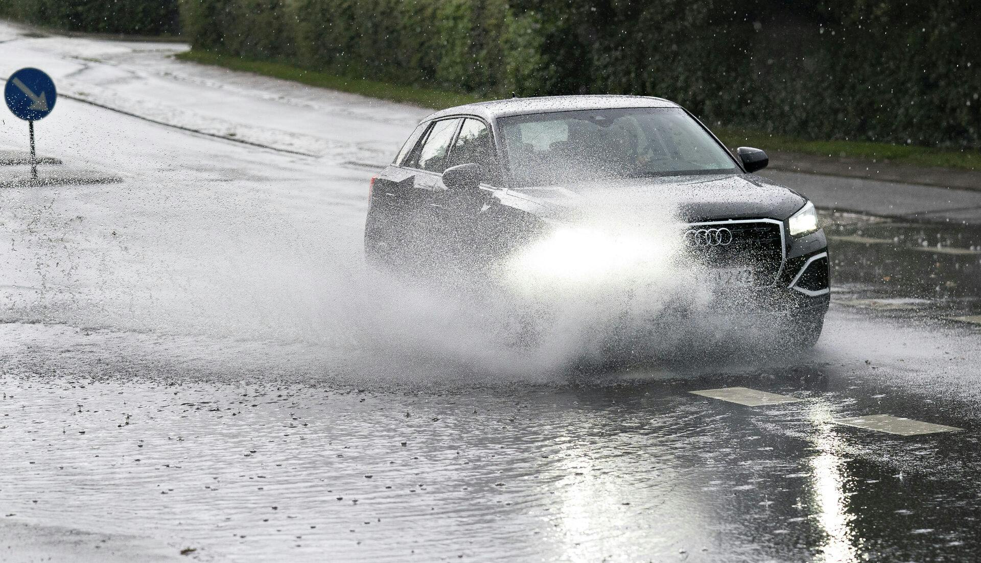 Skybrudslignende regn og tordenbyger førte til oversvømmede veje i Aalborg, lørdag den 7. august 2021. (Foto: Henning Bagger/Ritzau Scanpix)