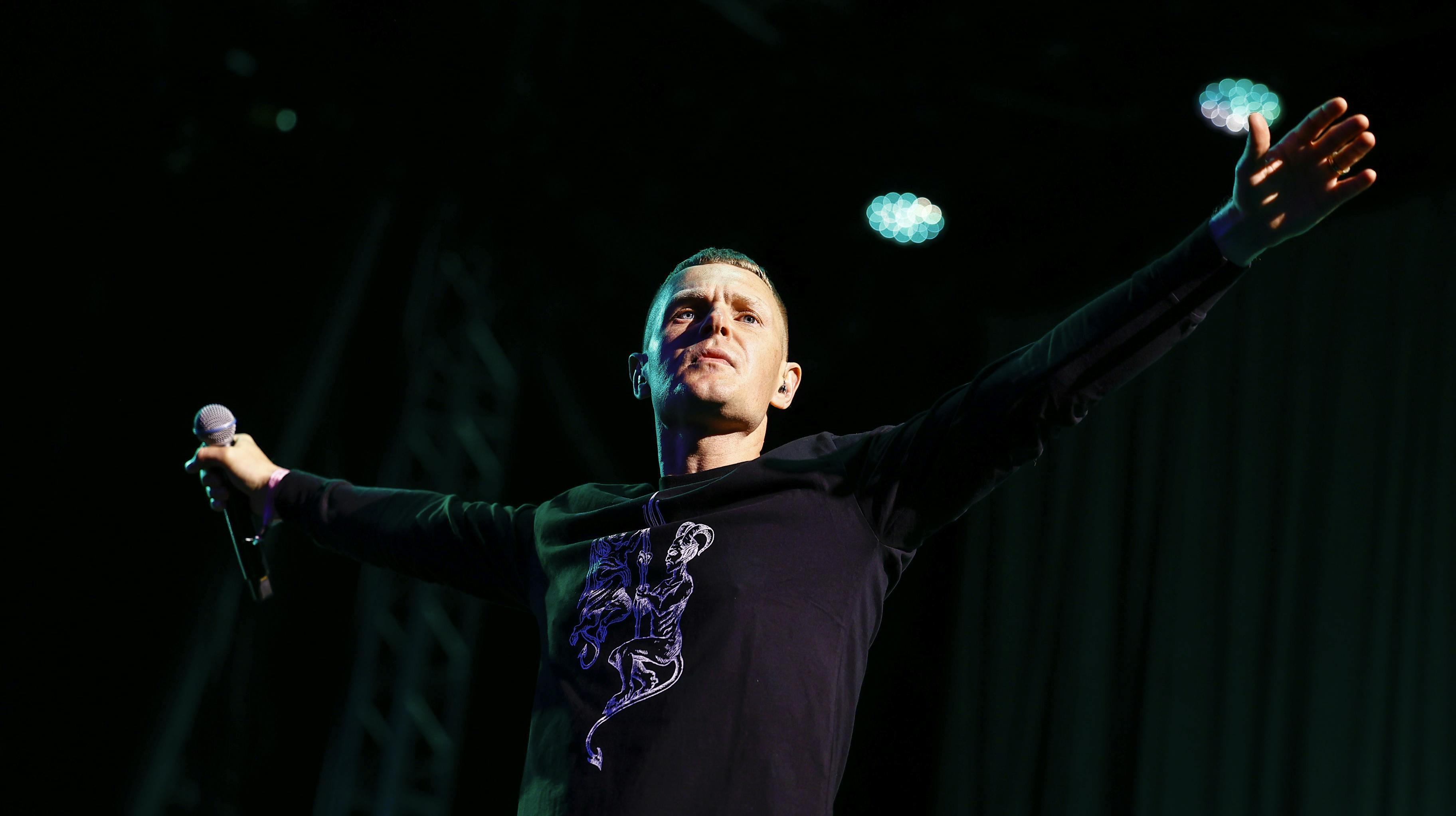 Niels Brandt og resten af The Minds of 99 opfordrer fans til at filme.