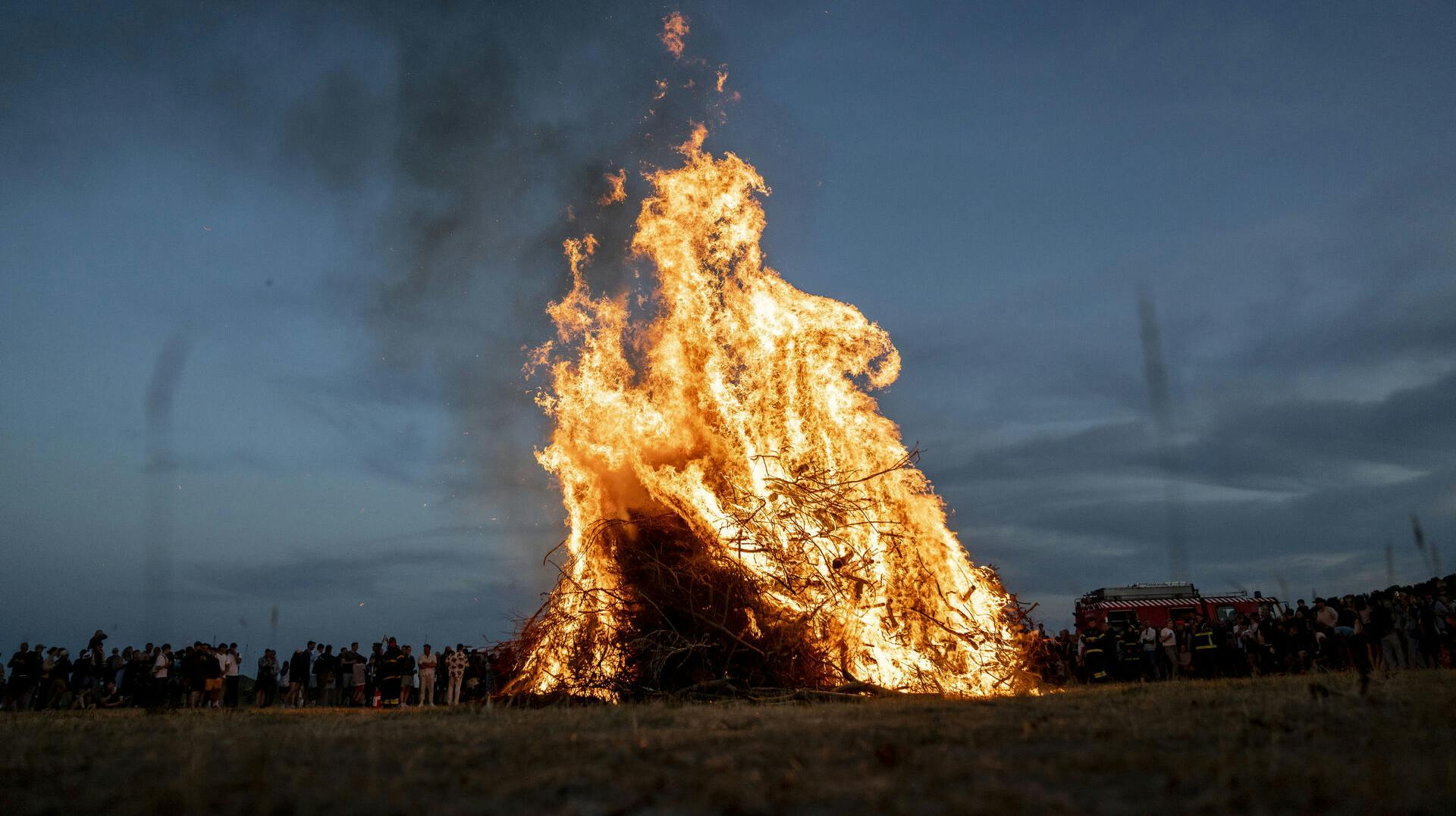 Sankthansaften fejres med bål ved Køge Havn, fredag den 23. juni 2023.. (Foto: Mads Claus Rasmussen/Ritzau Scanpix)