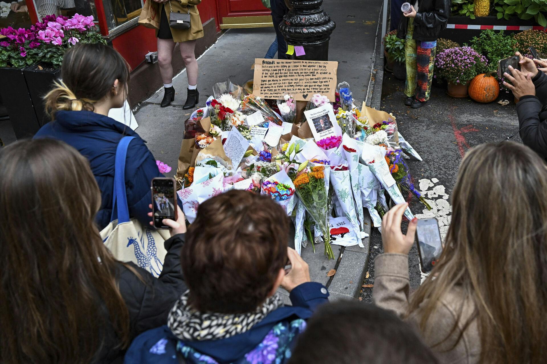 Fans i mindes Matthew Perry ude foran "Friends"-bygningen i New York City.