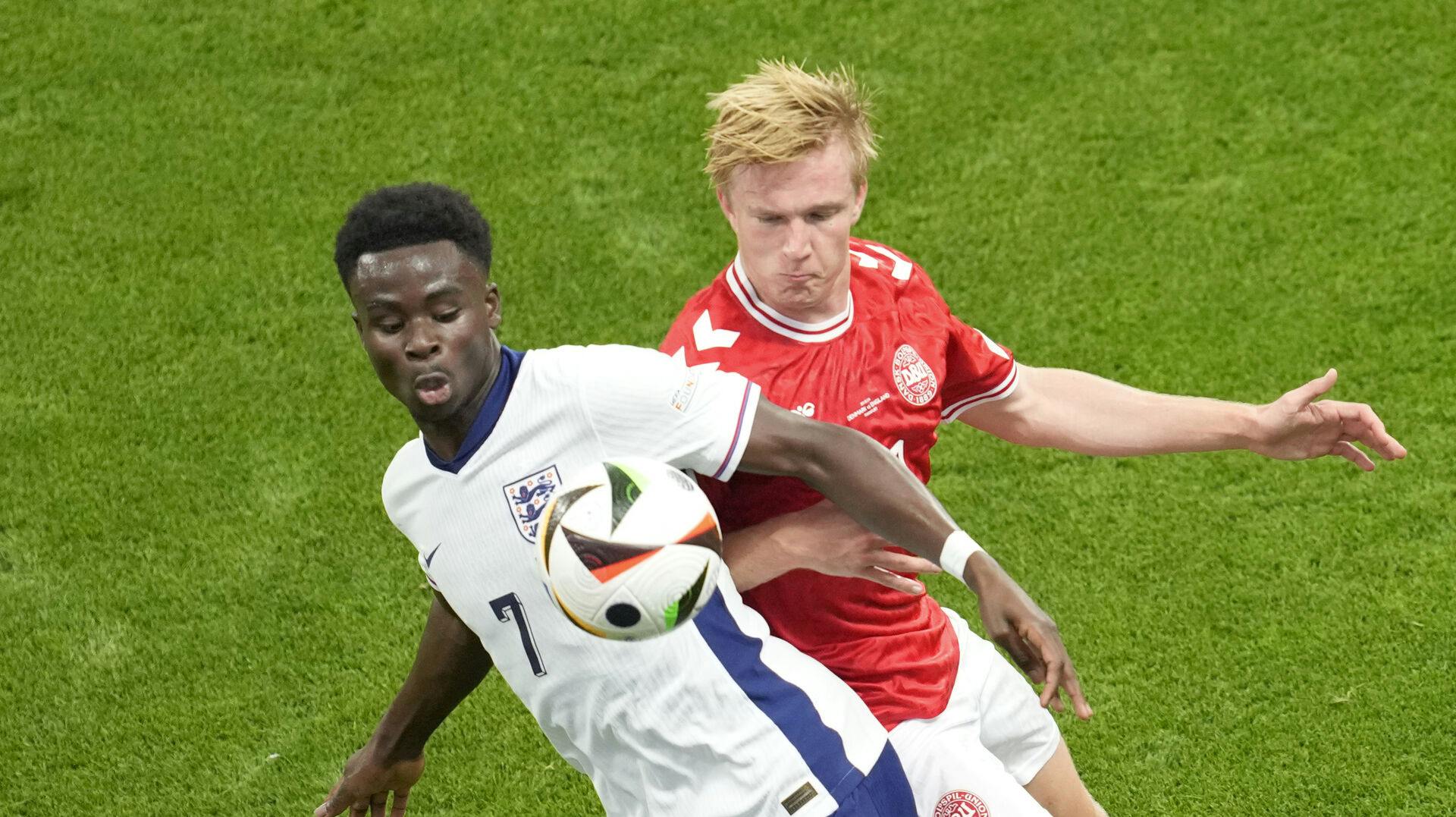 Victor Kristiansen i duel med Bukayo Saka.