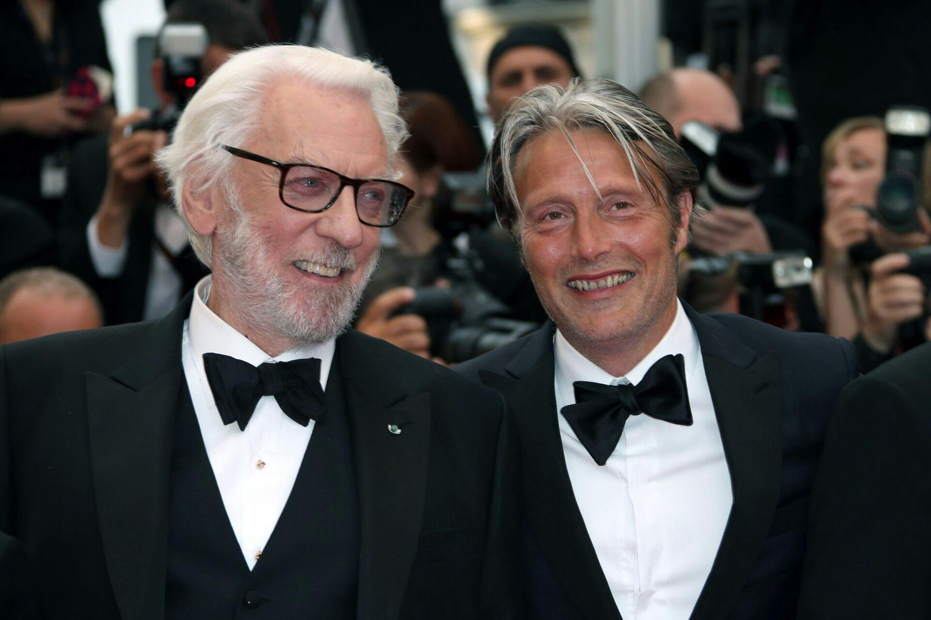 Mads Mikkelsen og Donald Sutherland side om side til Cannes Filmfestival i 2016.