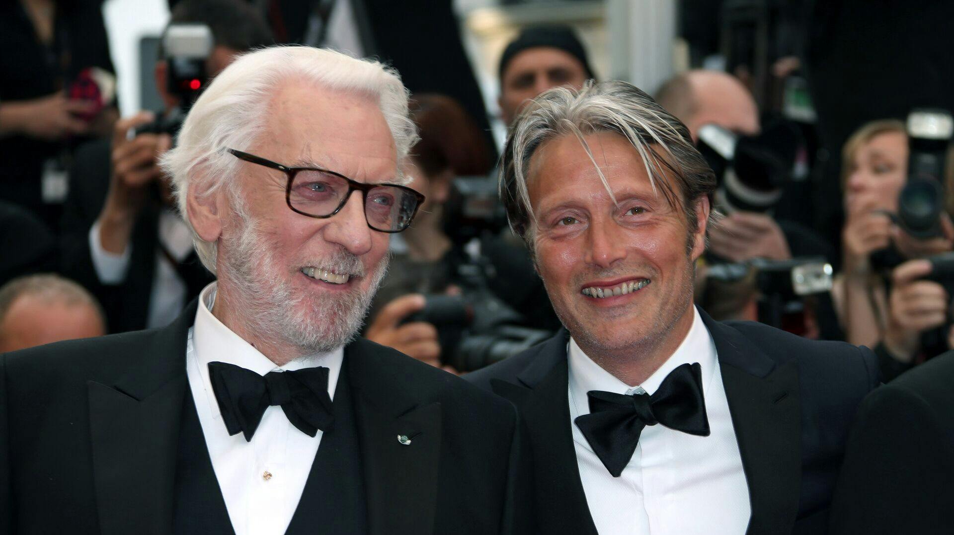 Mads Mikkelsen og Donald Sutherland side om side til Cannes Filmfestival i 2016.