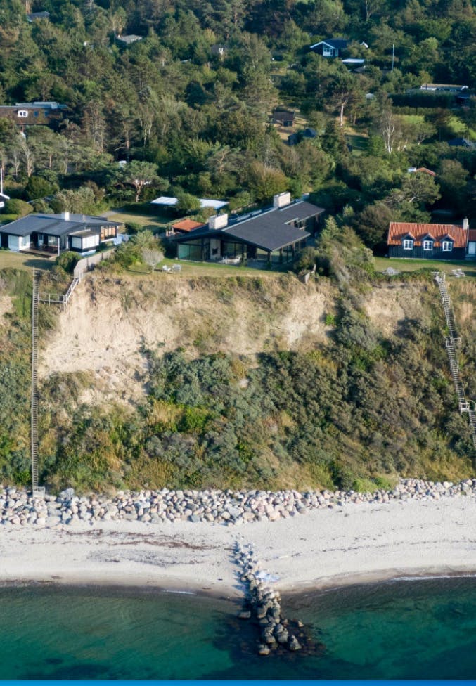 Bülows sommerhus med de to skorstene har en fantastisk beliggenhed.