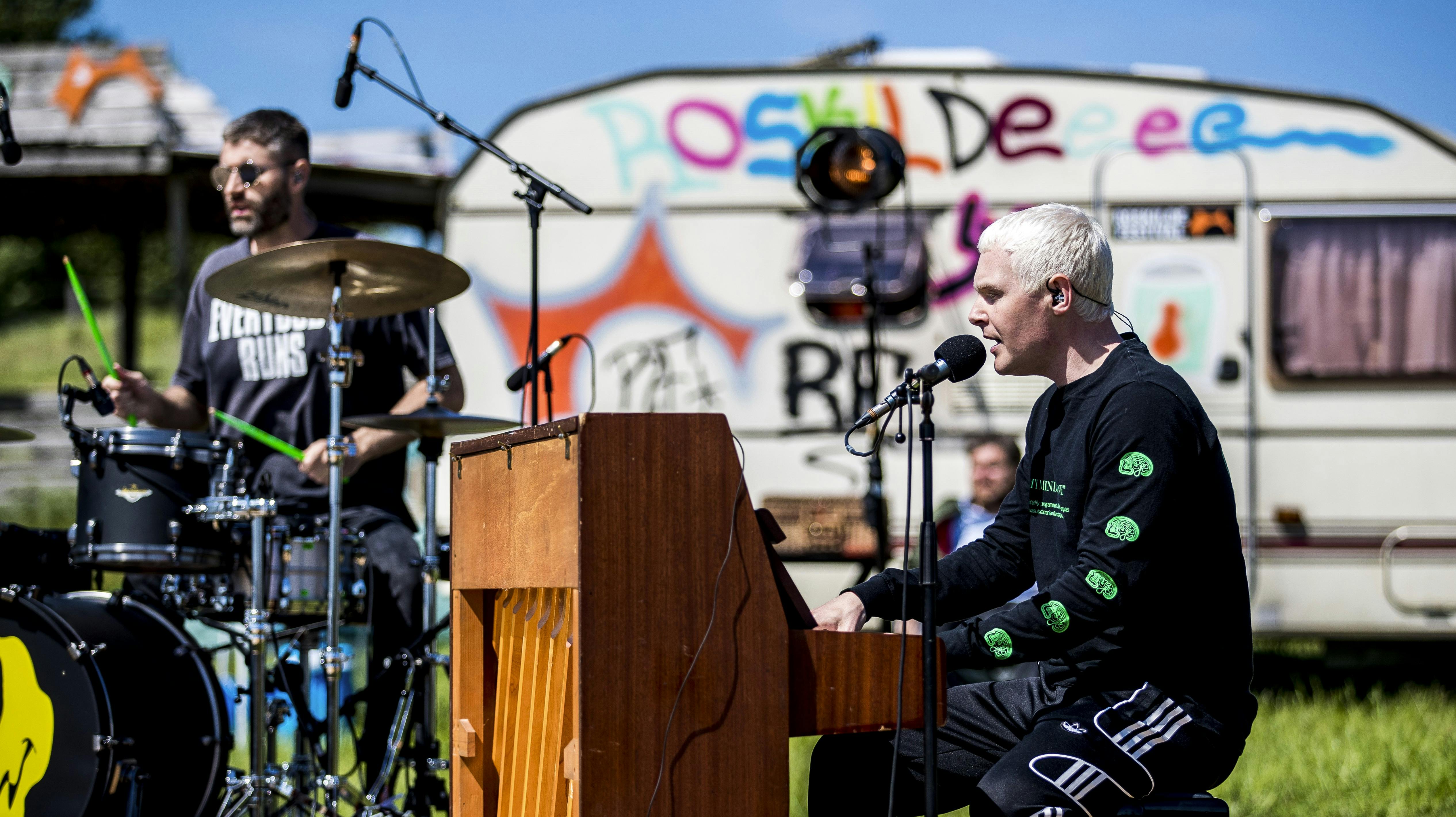 To af The Minds of 99s medlemmer med forsanger Niels Brandt i front og trommeslager Louis Bandholdt Clausen i baggrunden.