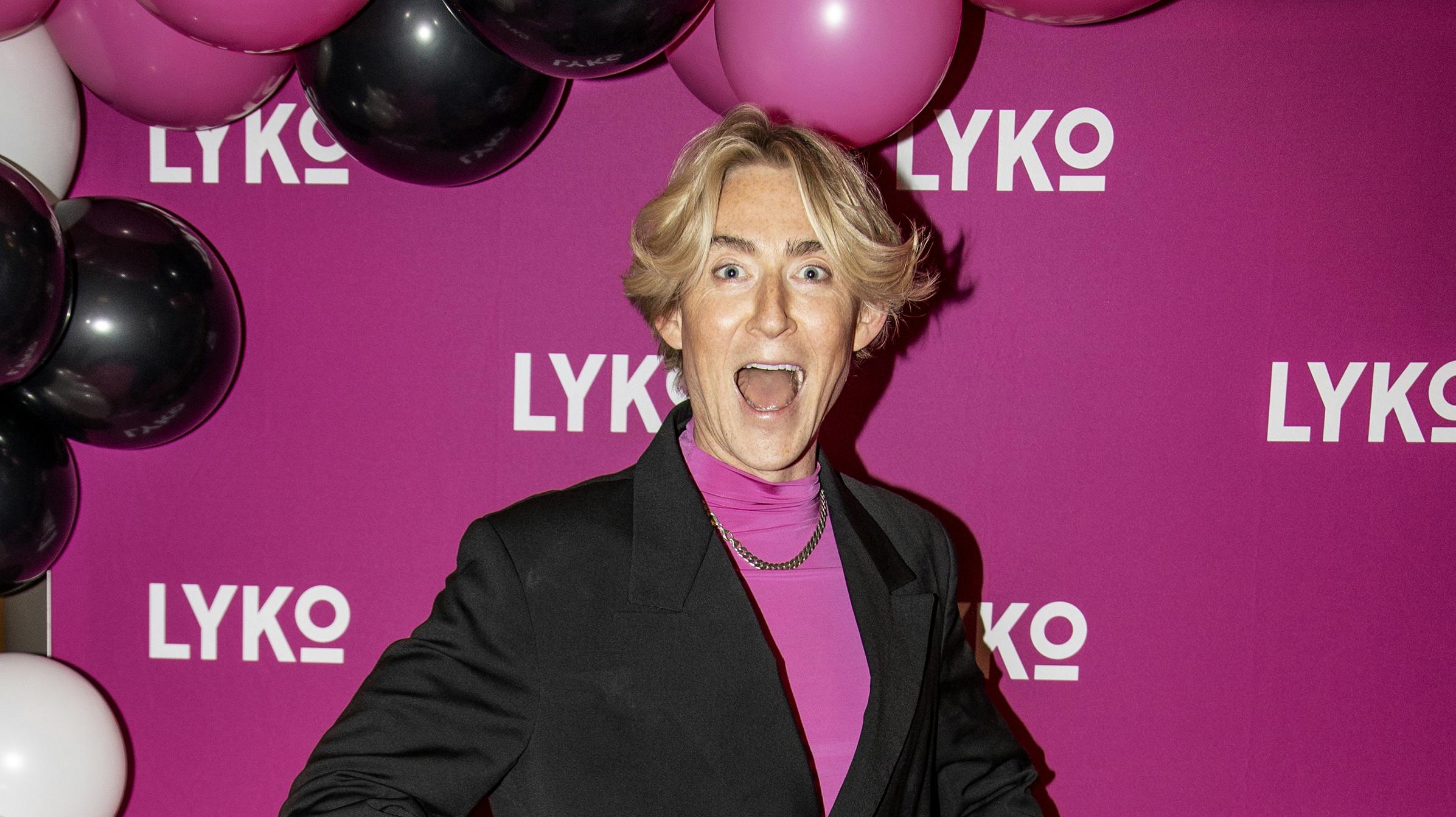 Det kan man da kalde et hår, som burde kunne sælge nogle liter shampoo.