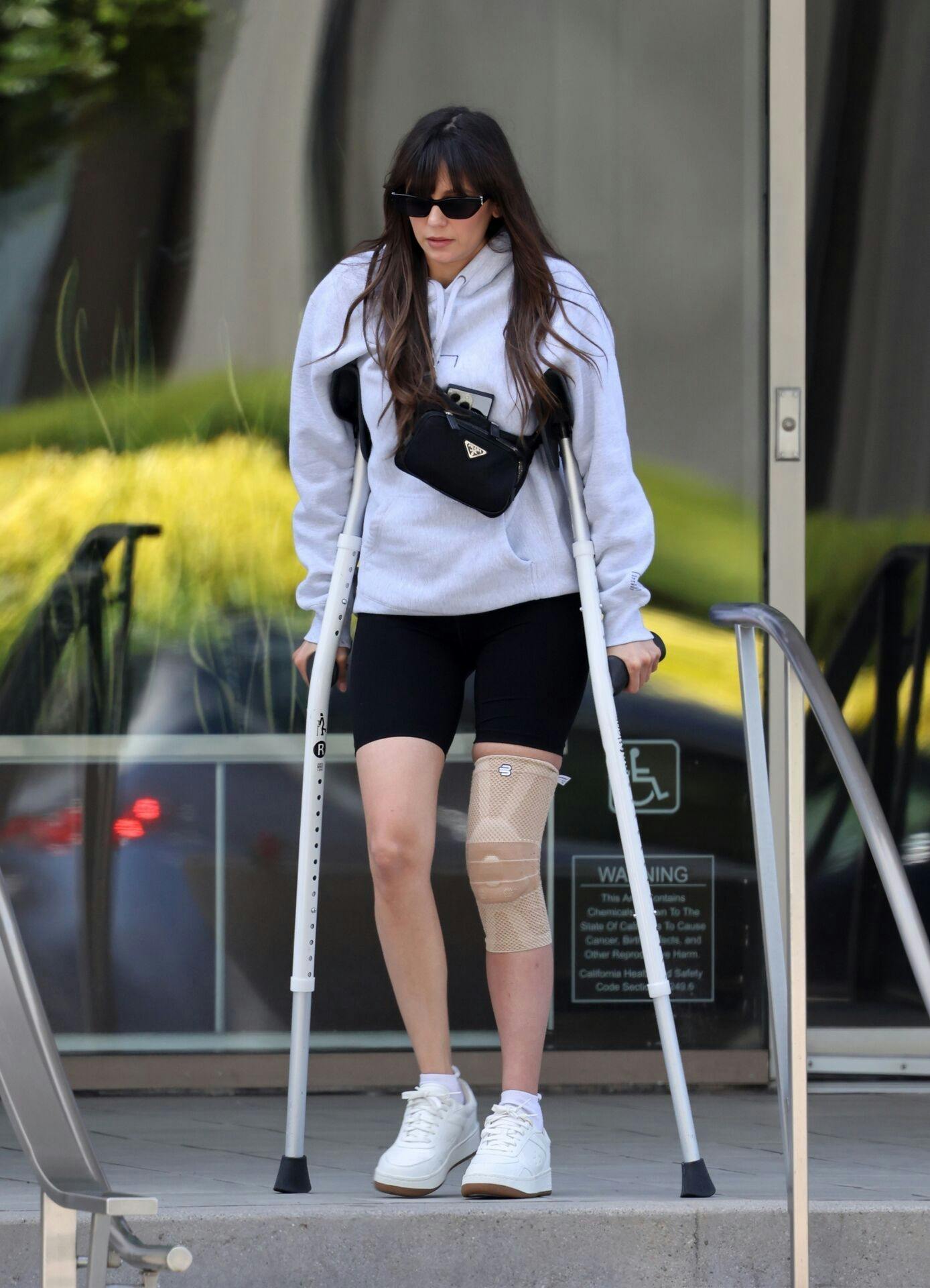 Nina Dobrev ankom til sin genoptræningssession torsdag morgen.