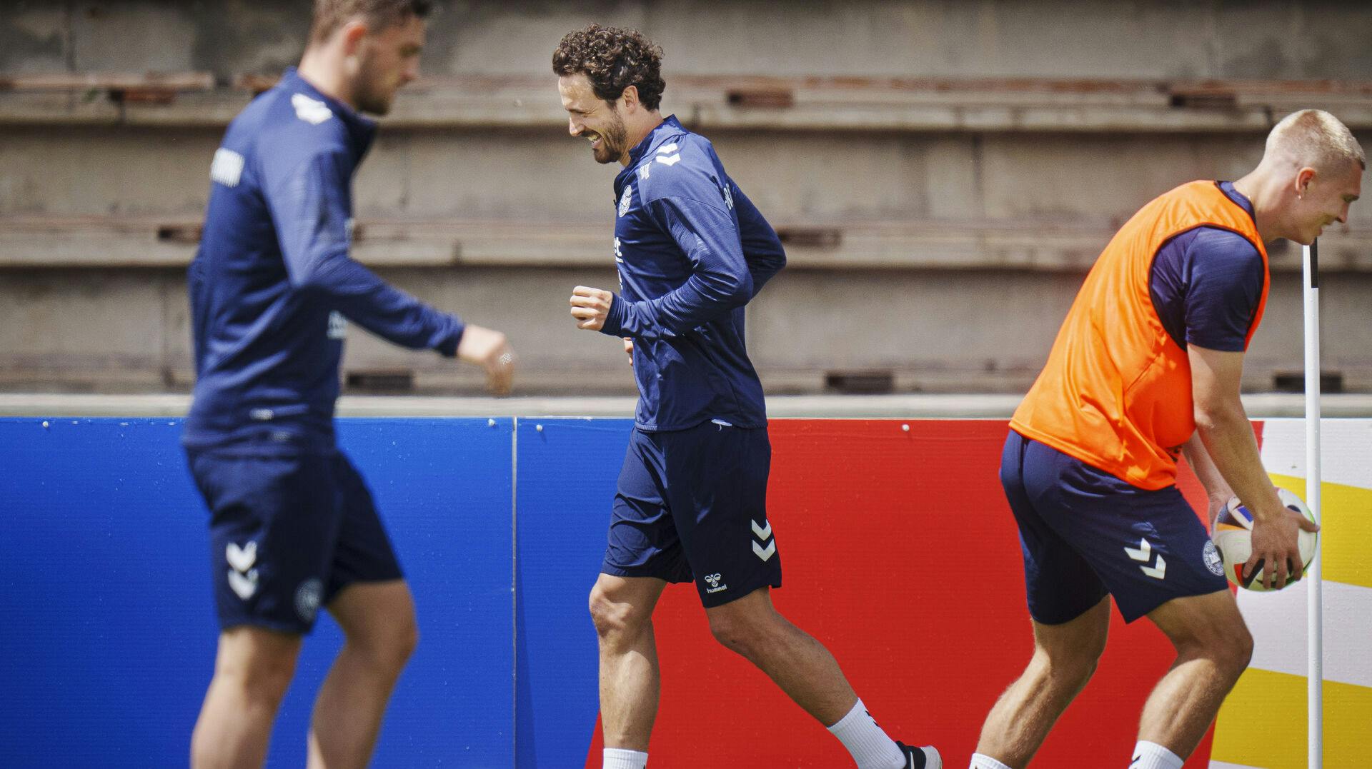Også fredag måtte Thomas Delaney (i midten, red.) ud og røre benene.