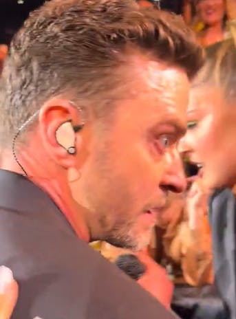 Justin Timberlake får ikke blinket meget i det virale koncertklip.