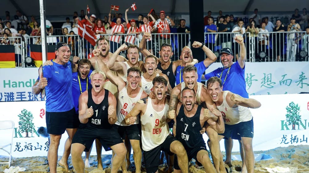 Her er de danske og meget glade gutter efter sejren over Tyskland.