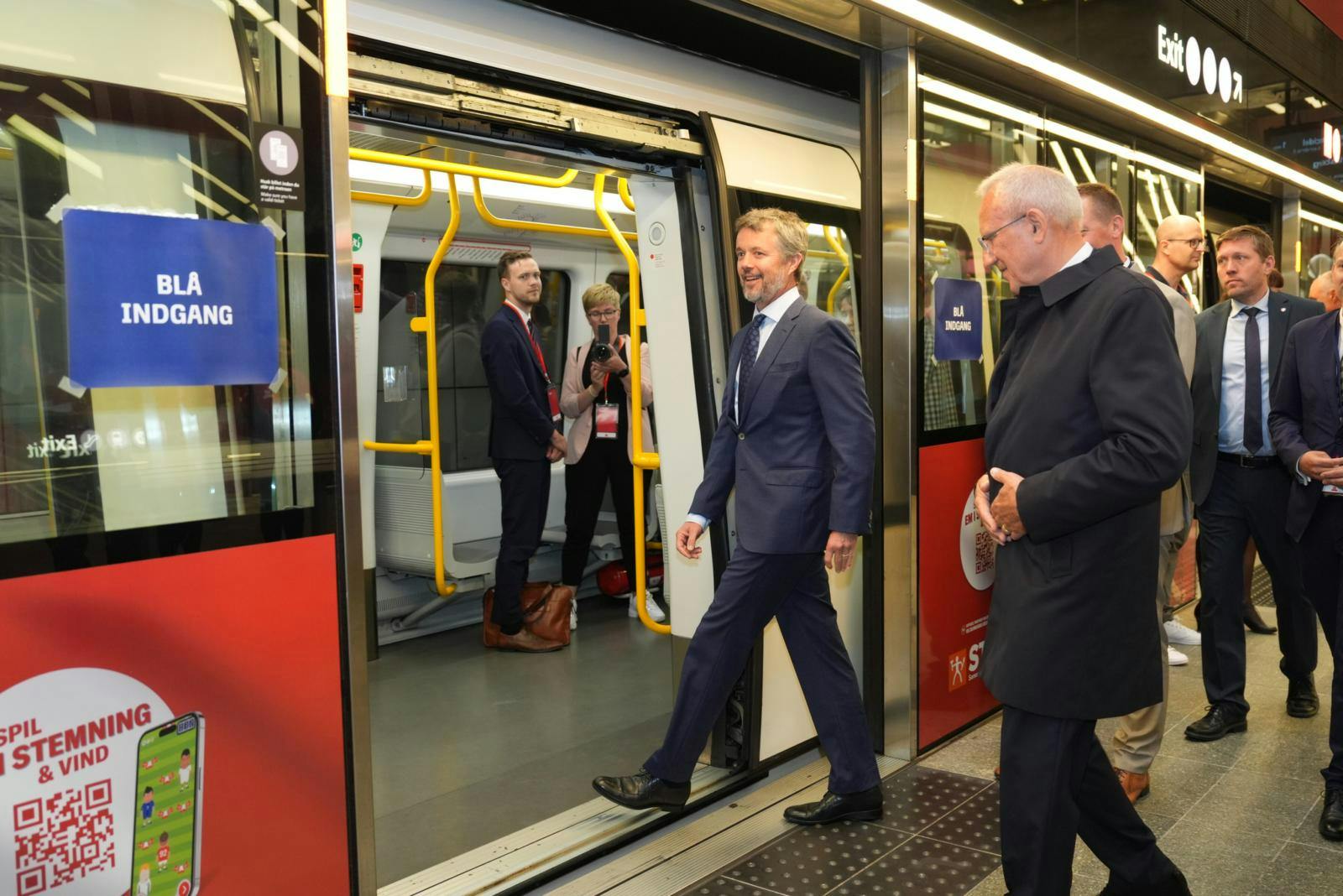 Kongen træder ind i den nye metro for at køre indvielsesturen.