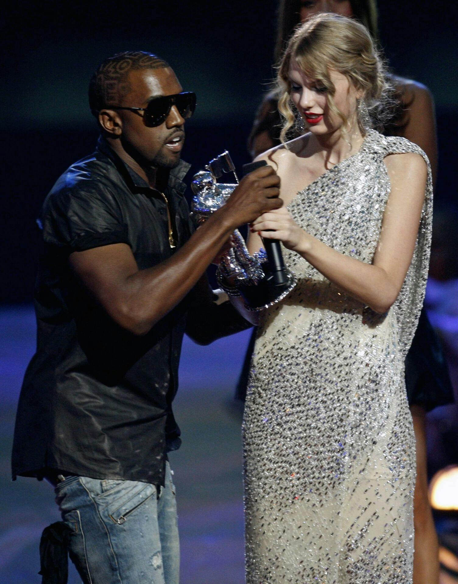 Striden mellem Taylor og Kardashian-familien startede i 2009, da Kanye West indtog scenen til MTV Video Music Awards for at fortælle, at Beyoncé skulle have vundet den pris, Taylor Swift netop havde fået overrakt.