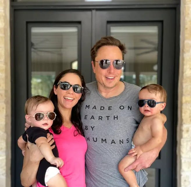 Elon Musk med Shivon Zilis og deres tvillinger.