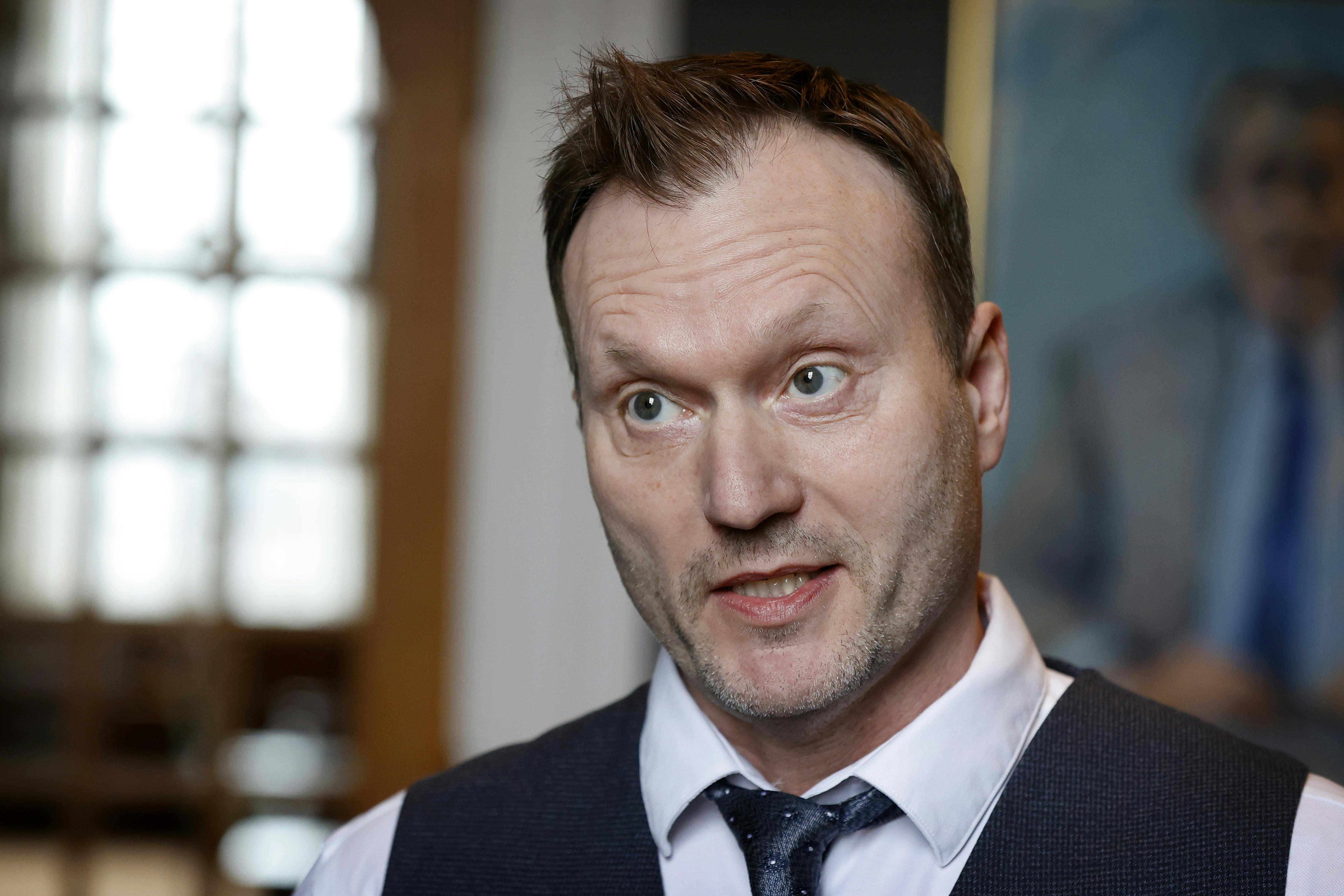 Løsgænger Lars Boje Mathiesen taler med pressen i Vandrehallen på Christiansborg.