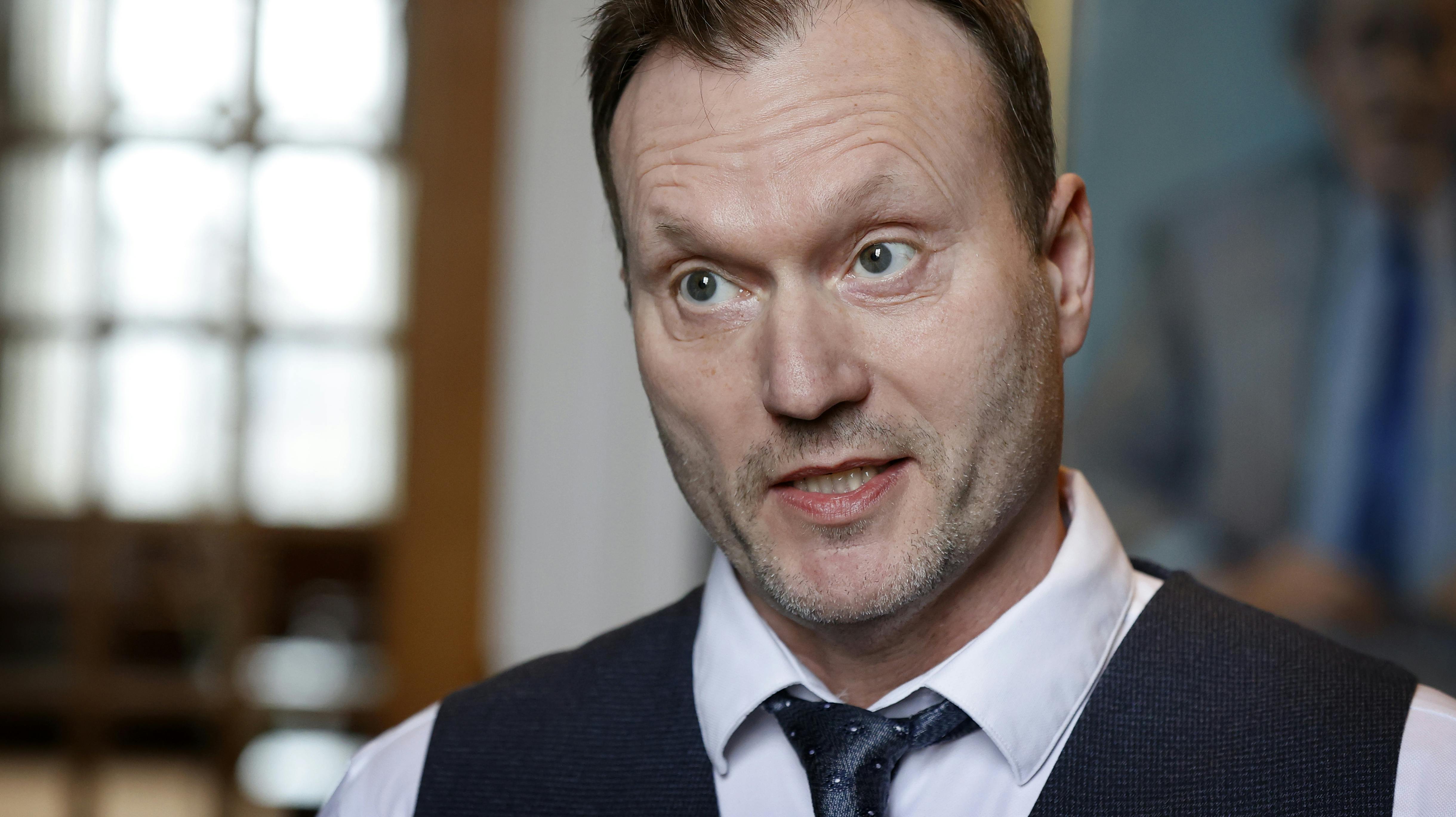 Løsgænger Lars Boje Mathiesen taler med pressen i Vandrehallen på Christiansborg.