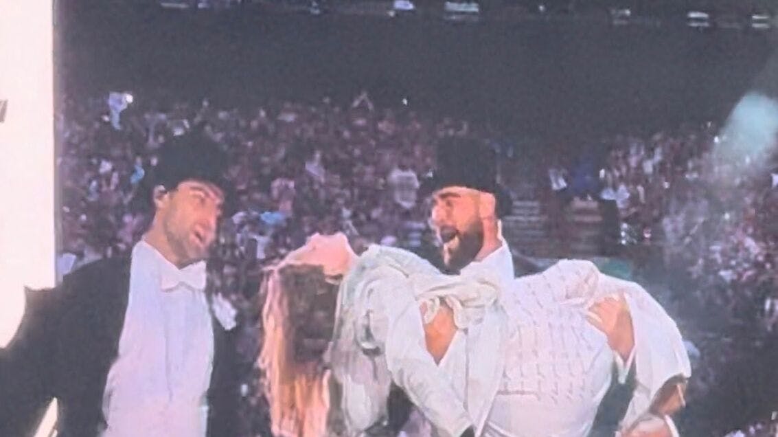 Fans fik en oplevelse ud over det sædvanlige, da Taylor Swift pludselig fik besøg af kæresten Travis Kelce på scenen