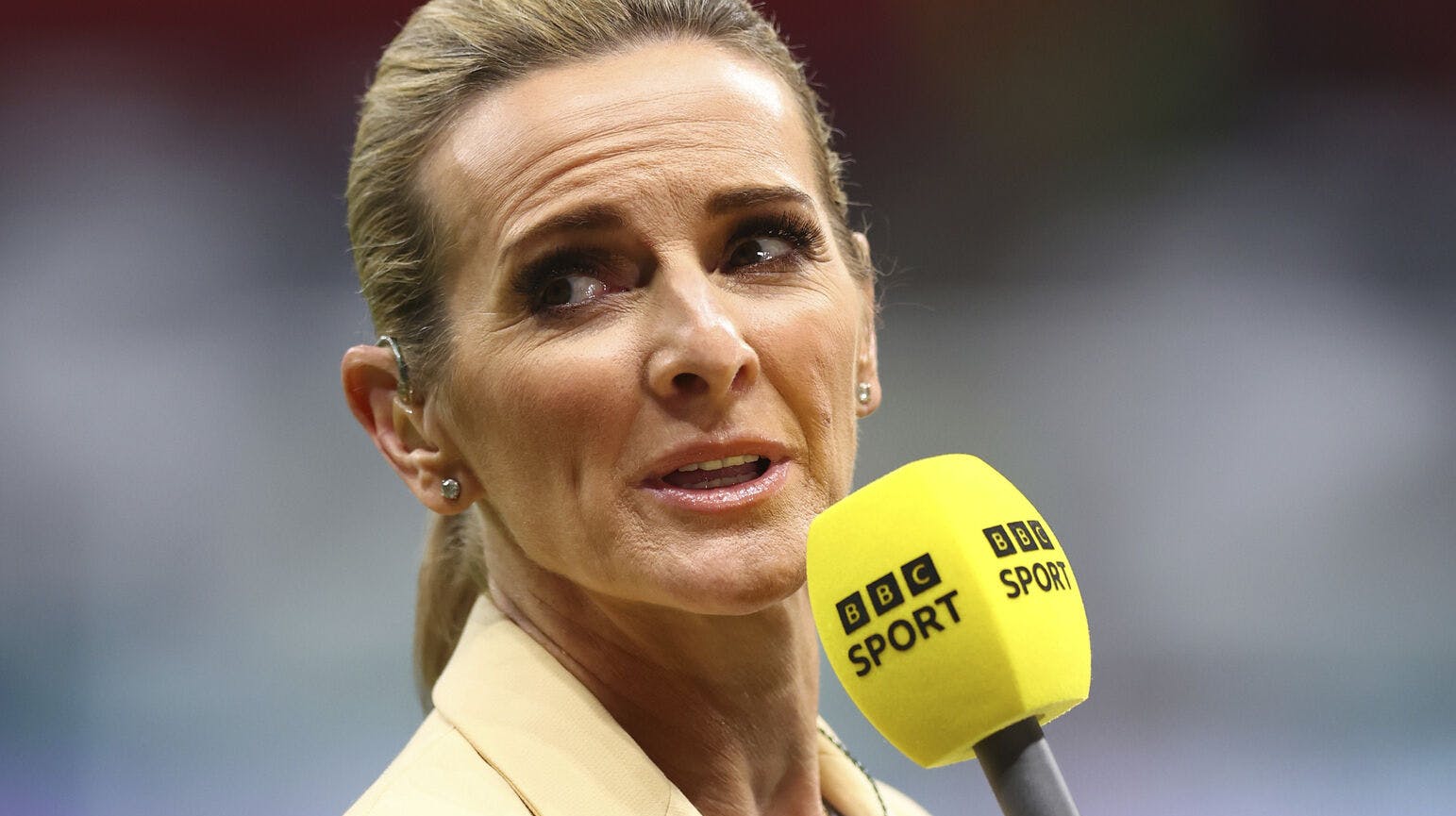 Gabby Logan måtte undskylde på vegne af BBC i kampens nedtakt. 