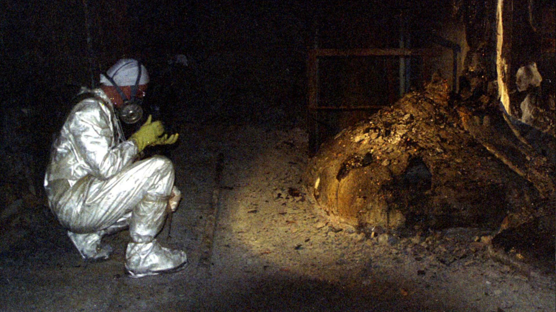 Elefantfoden er den klump radioaktive masse, der blev tilbage, efter Reaktor 4 nedsmeltede på atomkraftværket ved byen Tjernobyl. I 1996 blev dette billede taget.