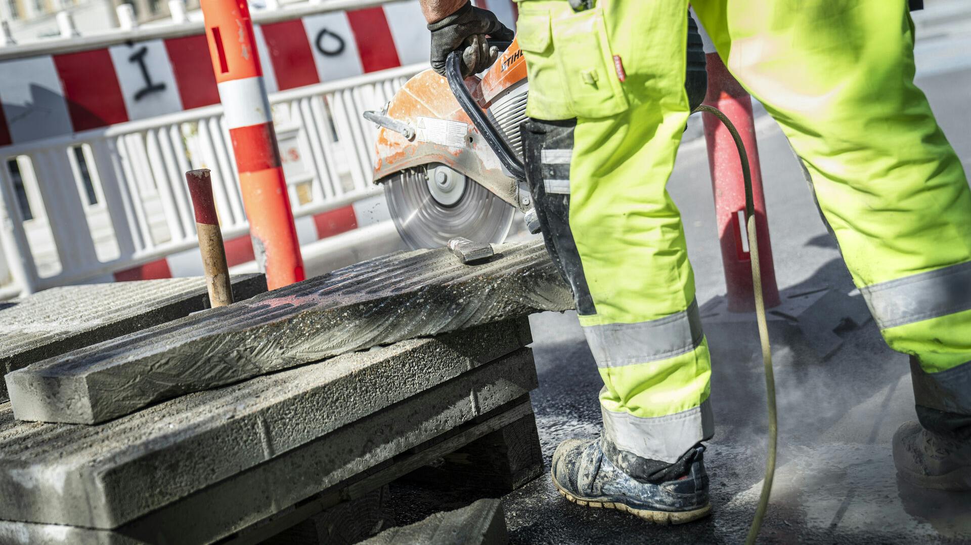 Sommeren giver godt vejr til vejarbejde, men får også mange rejsende ud på vejene. Og så kan det både ende langsomt og nogle gange gå helt galt.