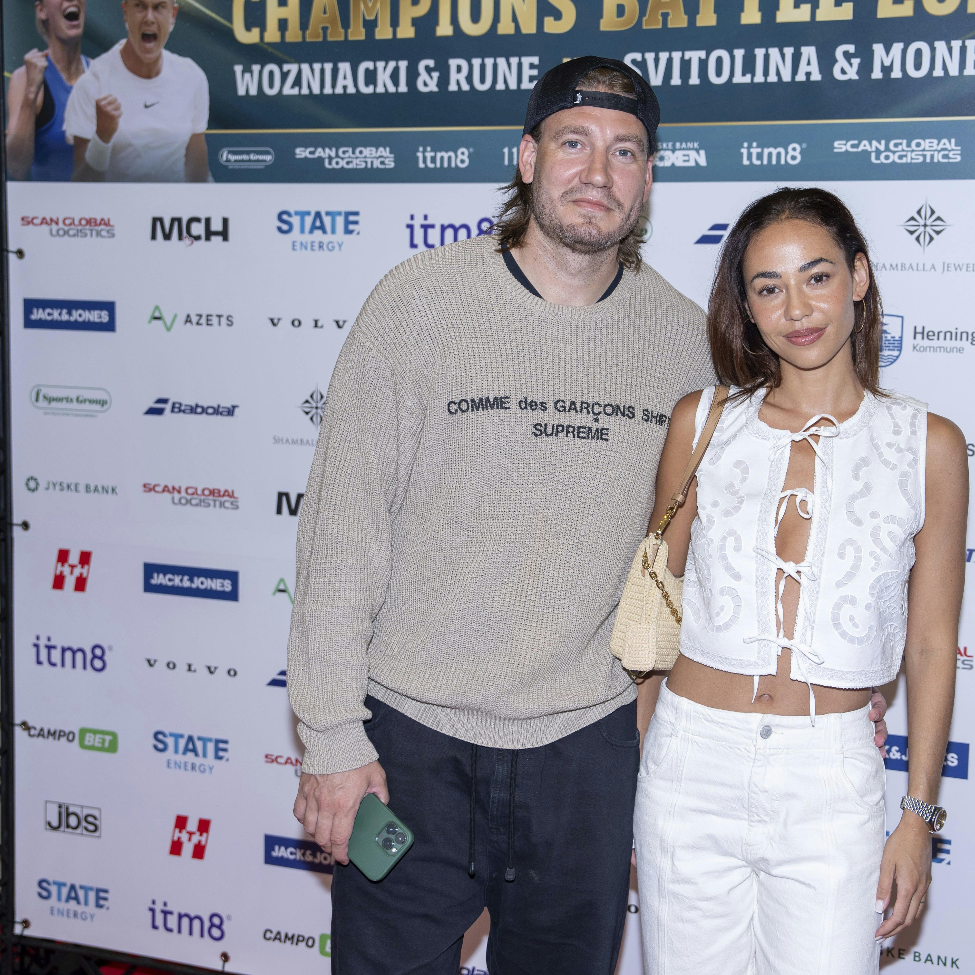 Opgave: Caroline Wozniacki og Holger Rune spiller opvisningskamp i Jyske Bank Boxen. Vi dækker rød løber samt kampene. Tid og sted: Jyske Bank Boxen i Herning Fotos: Der skal sendes straksfotos af rød løber og fra kampen. Journalist: Majken Munk, tlf. 22 72 94 48 (Majken er i Herning, da hun har dækket pressemødet mandag)