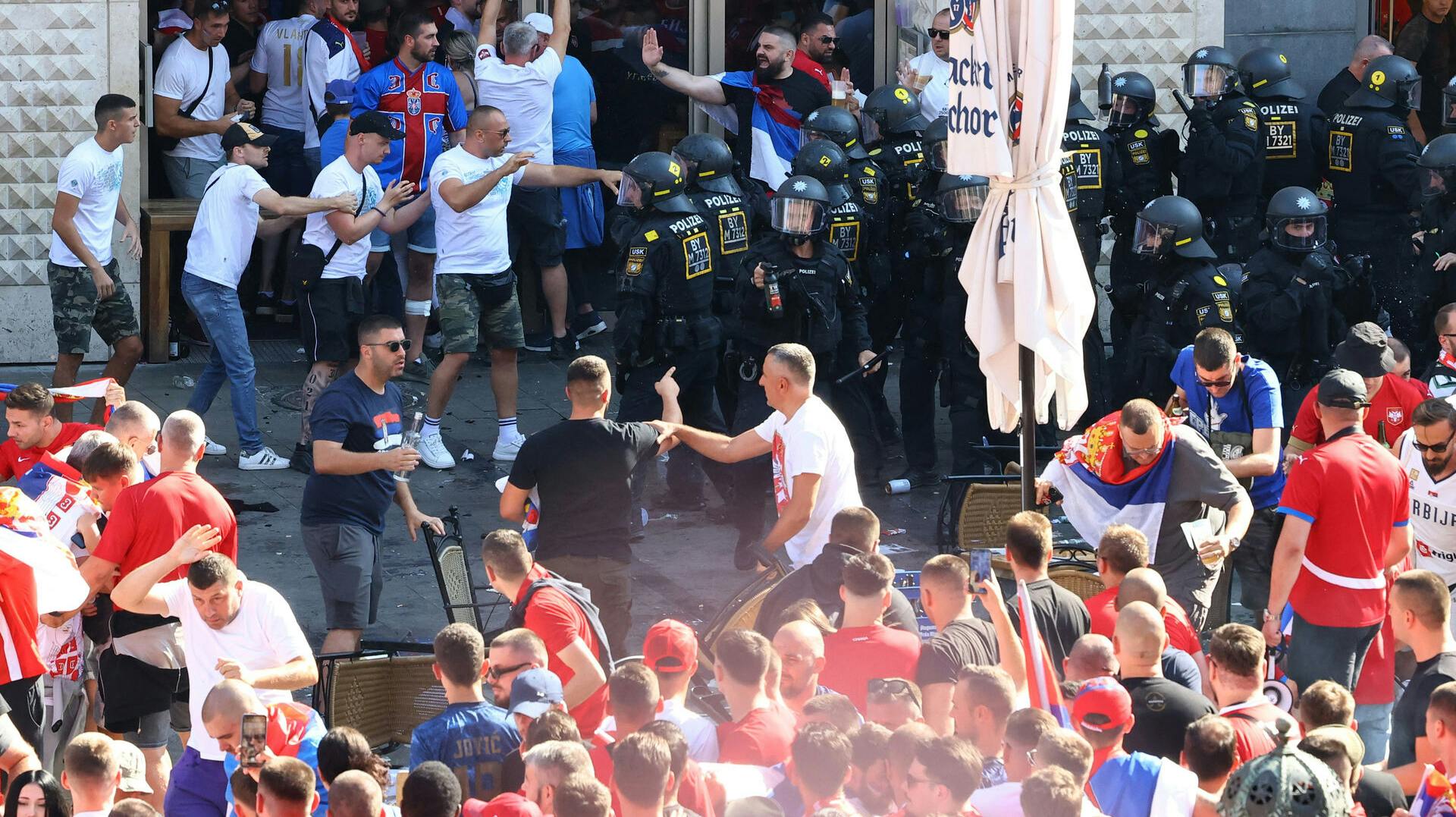 Nogle serbiske fans har skabt ballede inden kampen.