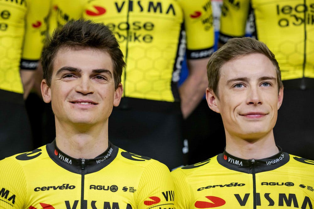 Sepp Kuss (til venstre) kommer ikke til at hjælpe Jonas Vingegaard i årets Tour de France. Amerikaneren er ude med sygdom. (Arkivfoto).&nbsp;&nbsp;