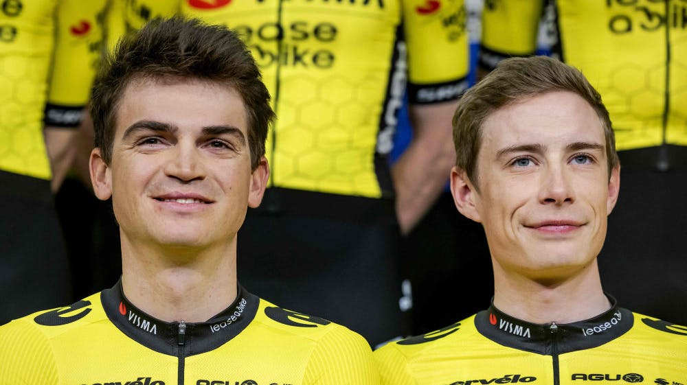 Sepp Kuss (til venstre) kommer ikke til at hjælpe Jonas Vingegaard i årets Tour de France. Amerikaneren er ude med sygdom. (Arkivfoto).  