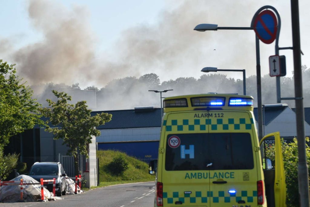 Der er udbrudt brand i en industribygning ved ingeniørvirksomheden Topsoes fabrik i Frederikssund tirsdag aften.