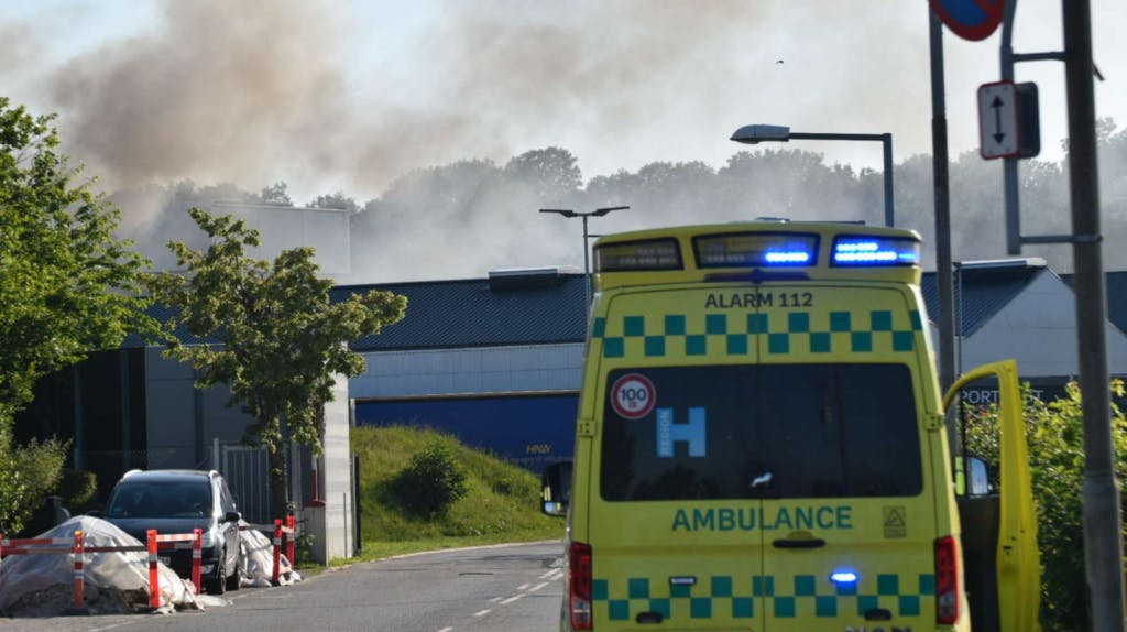 Der er udbrudt brand i en industribygning ved ingeniørvirksomheden Topsoes fabrik i Frederikssund tirsdag aften.