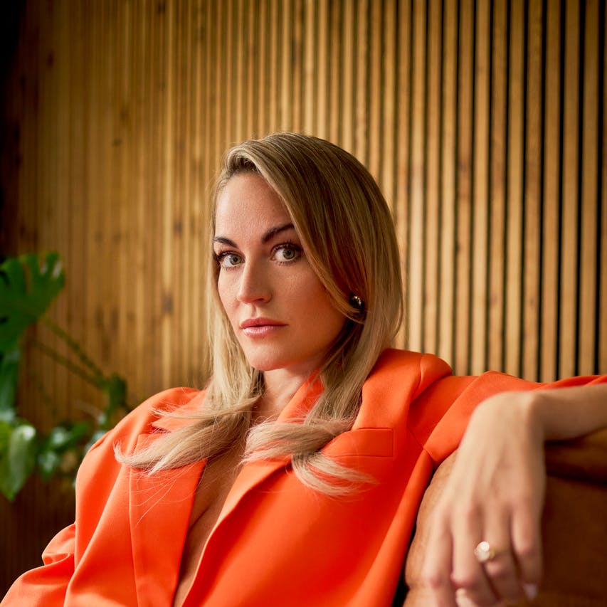 Amalie har været igennem noget at et kaotisk på med familiestrid og store problemer i kærlighedslivet - nu bliver det til en tv-serie.