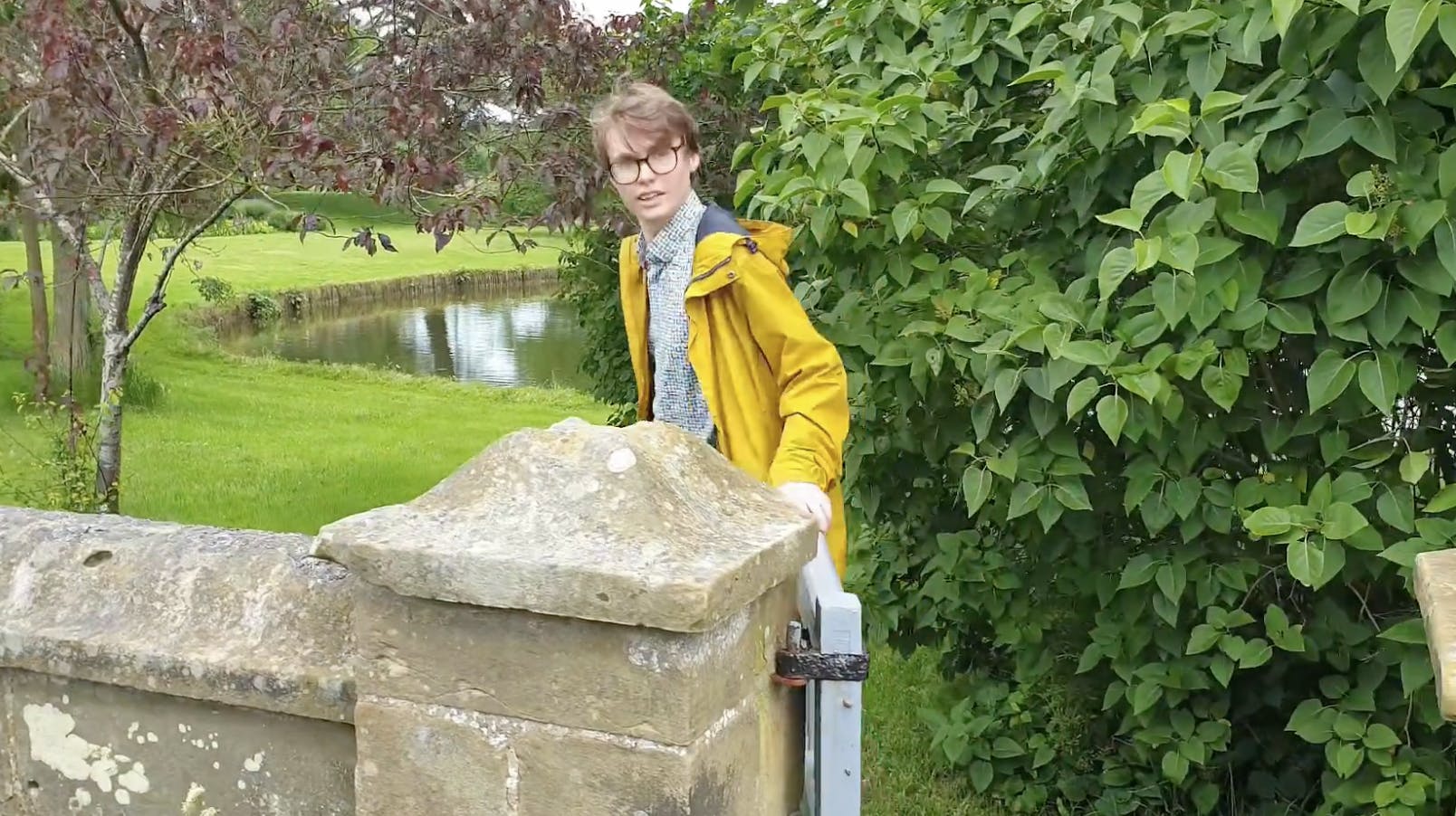 Her ses den unge aktivist på vej ind i ministerens have.