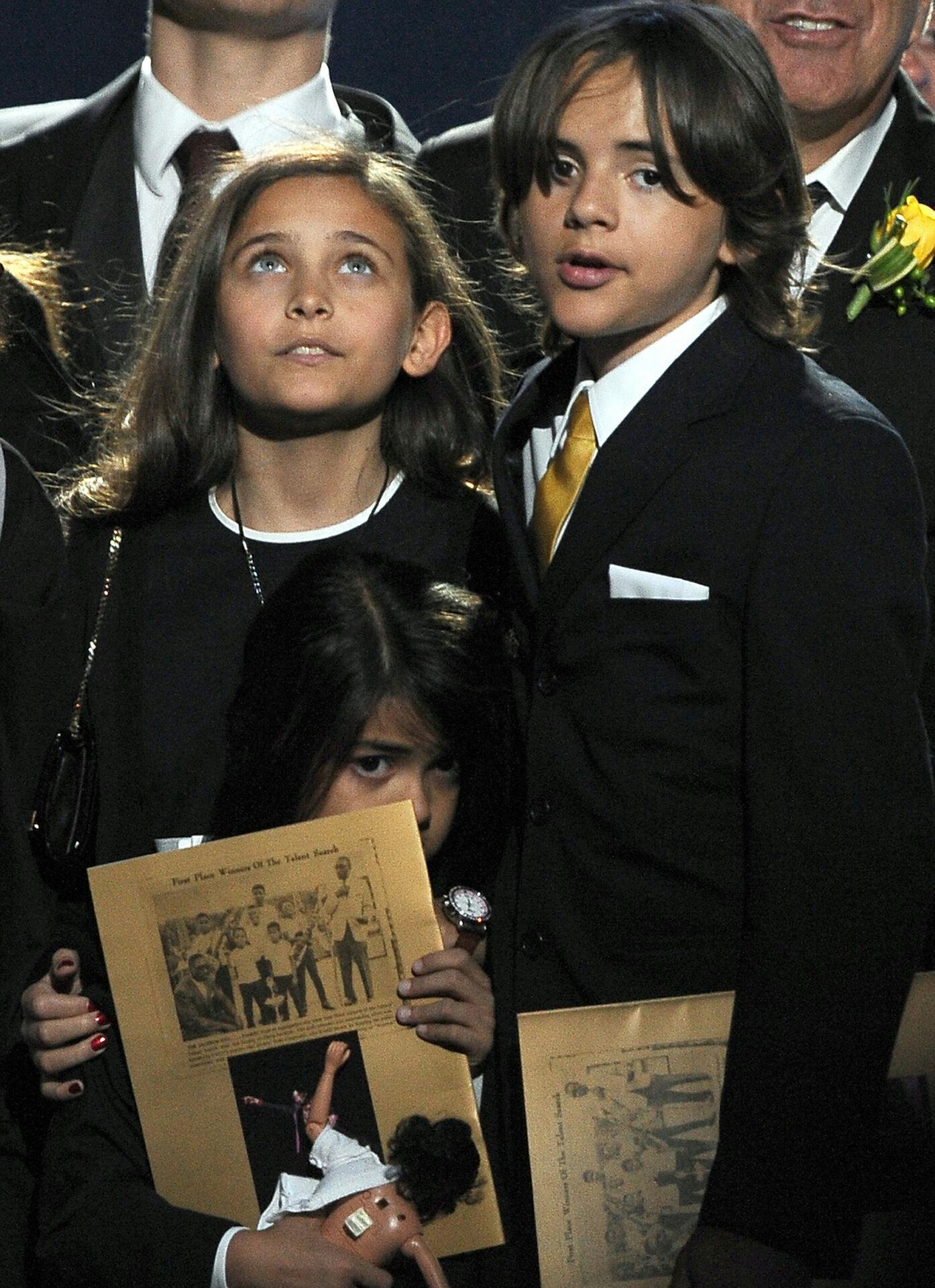 Michael Jackson's children from left Paris Michael Katherine Jackson (L), Prince Michael Jackson II (also known as Blanket) and Prince Michael Jackson I stand during a memorial service for their father, music legend Michael Jackson, at the Staples Center in Los Angeles on July 7, 2009. AFP PHOTO/GABRIEL BOUYS/POOL