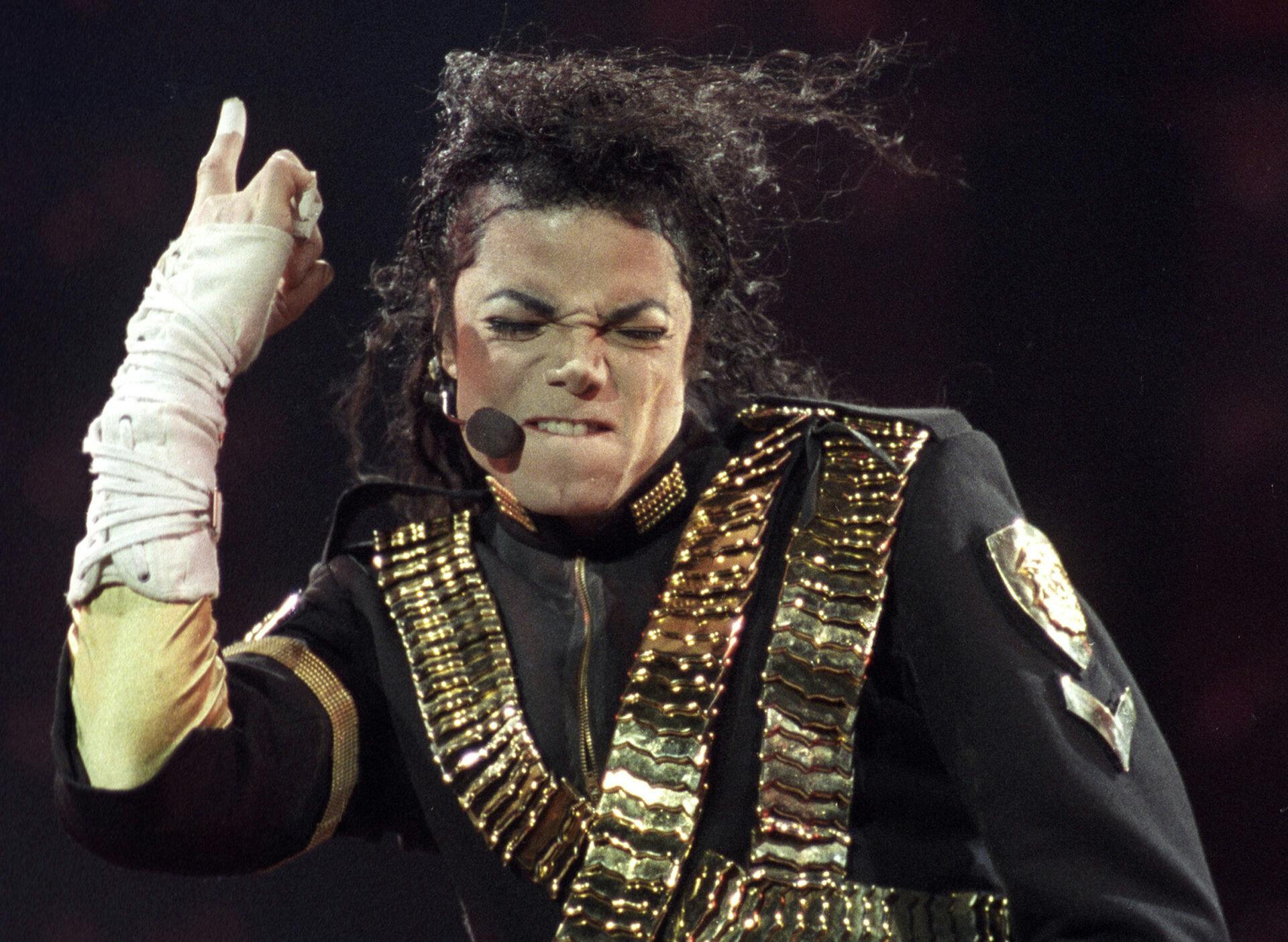 Pop superstar Michael Jackson performs a song during a concert in Sao Paulo, in this October 15, 1993 file photo. Five years after his death, Jackson is generating a fortune and is the top-earning dead celebrity, raking in an estimated $140 million in the past year for his estate, Forbes said October 15, 2014. REUTERS/Stringer/Files (BRAZIL DAY - Tags: ENTERTAINMENT HEALTH PROFILE)