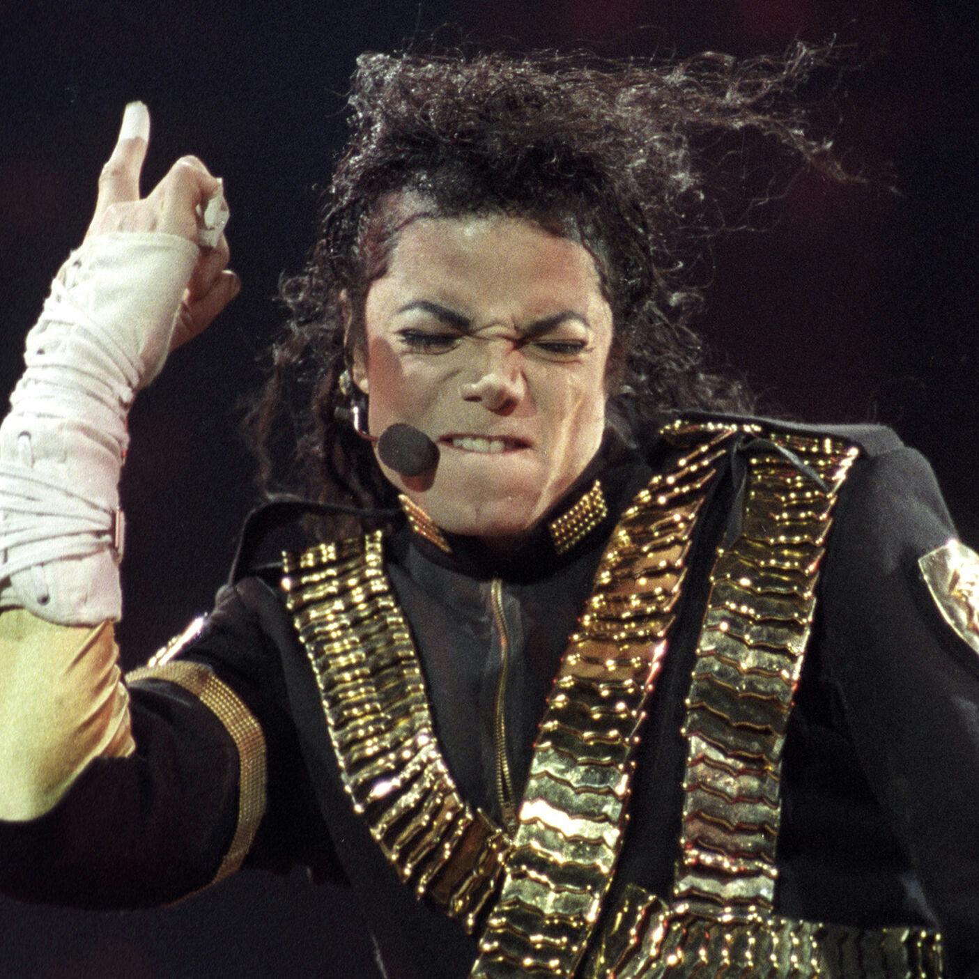 Pop superstar Michael Jackson performs a song during a concert in Sao Paulo, in this October 15, 1993 file photo. Five years after his death, Jackson is generating a fortune and is the top-earning dead celebrity, raking in an estimated $140 million in the past year for his estate, Forbes said October 15, 2014. REUTERS/Stringer/Files (BRAZIL DAY - Tags: ENTERTAINMENT HEALTH PROFILE)