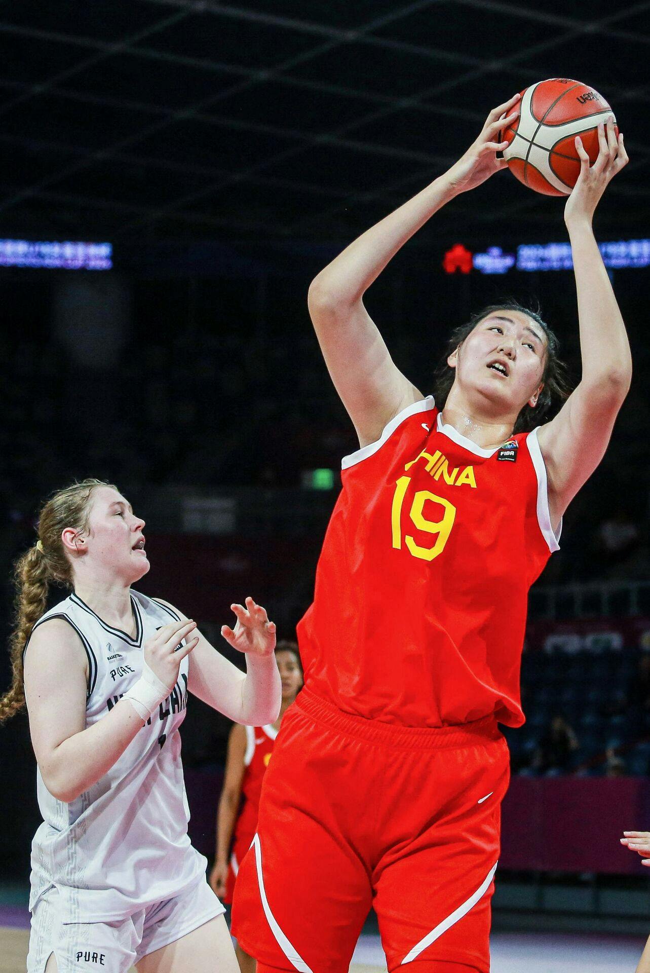 Elise Jayne Carline kunne blot se til, da Zhang Ziyu gik forbi hende i kampen mellem New Zealand og Kina forleden.&nbsp;