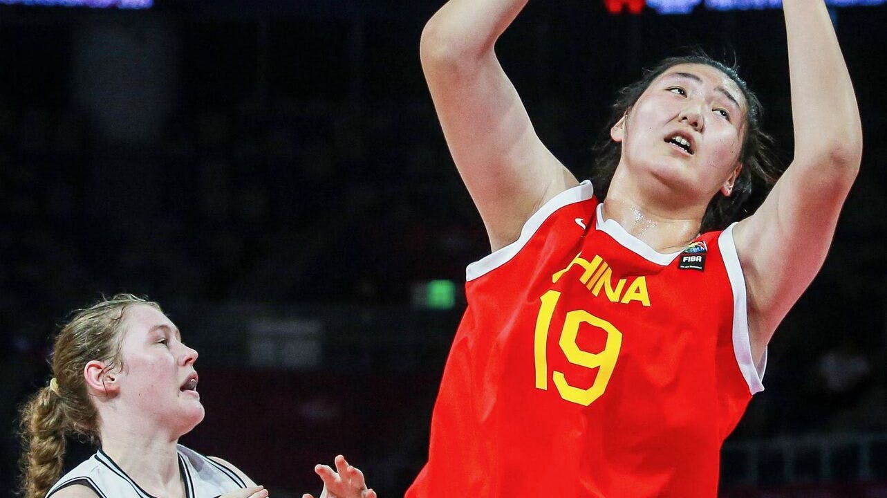 Elise Jayne Carline kunne blot se til, da Zhang Ziyu gik forbi hende i kampen mellem New Zealand og Kina forleden. 