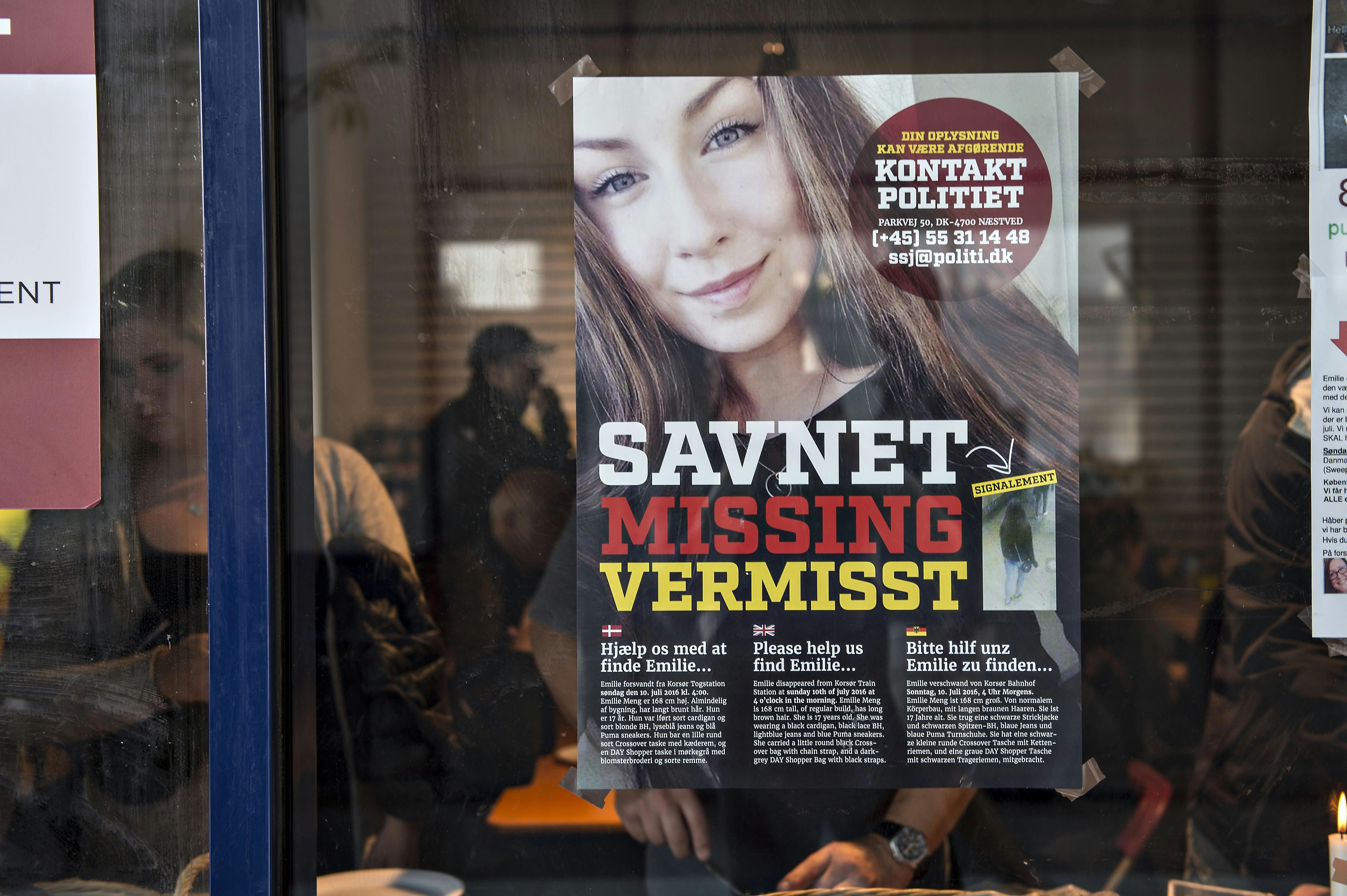 ARKIVFOTO. Den dræbte Emilie Meng skal begraves i næste uge, skriver hendes faster på Facebook. (SE RITZAU HISTORIE 141648) ARKIVFOTO 2016 af plakat med den savnede Emilie Meng- - Se RB 27/12 2016 10.01. Efter mere end fem måneder fik familien til Emilie Meng fra Korsør vished om deres datters skæbne, da liget af hende juleaftensdag blev fundet i et vandhul nær Borup på Midtsjælland. (Foto: Jens Nørgaard Larsen/Scanpix 2016)