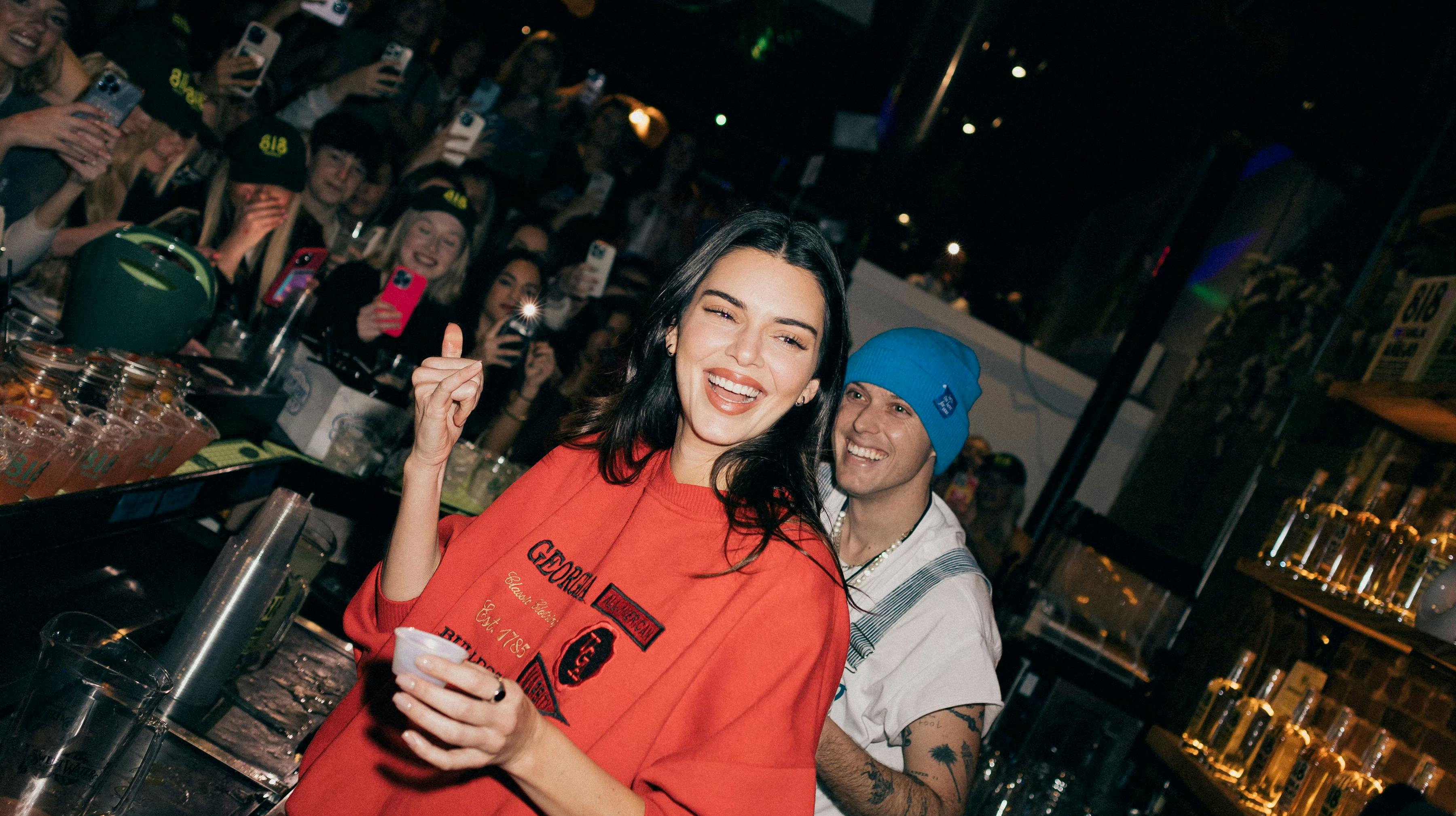 Kendall Jenner serverer 818 Tequila i februar. Senest har supermodellen været et opsigtsvækkende smut forbi Louvre.