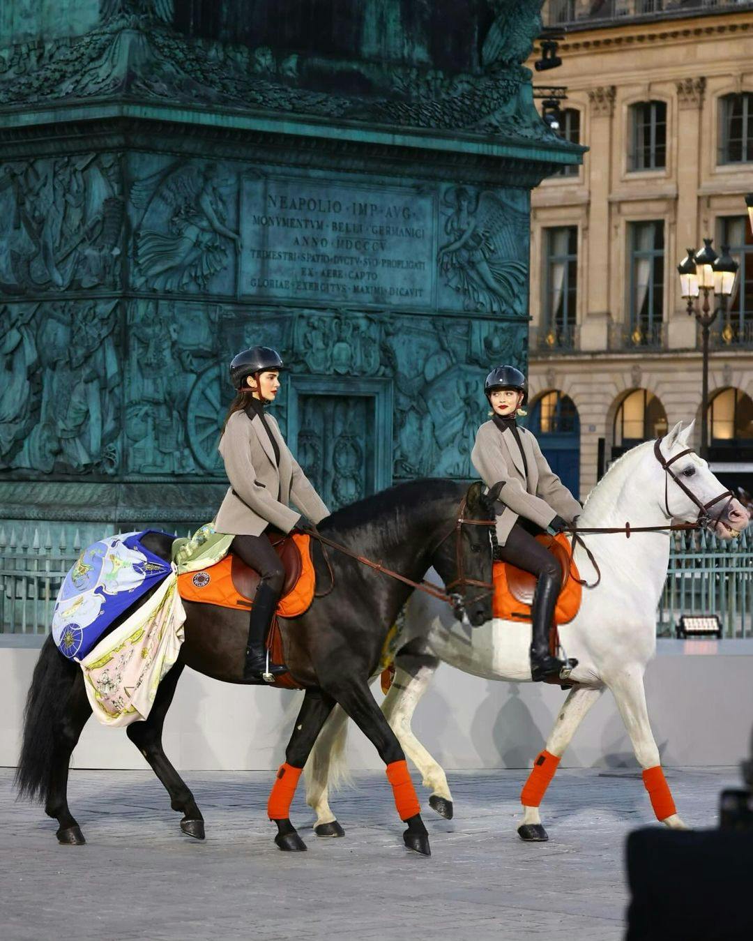 Kendall Jenner og Gigi Hadid til hest i de parisiske gader, hvor der blev gjort reklame for Vogue og Hermès.