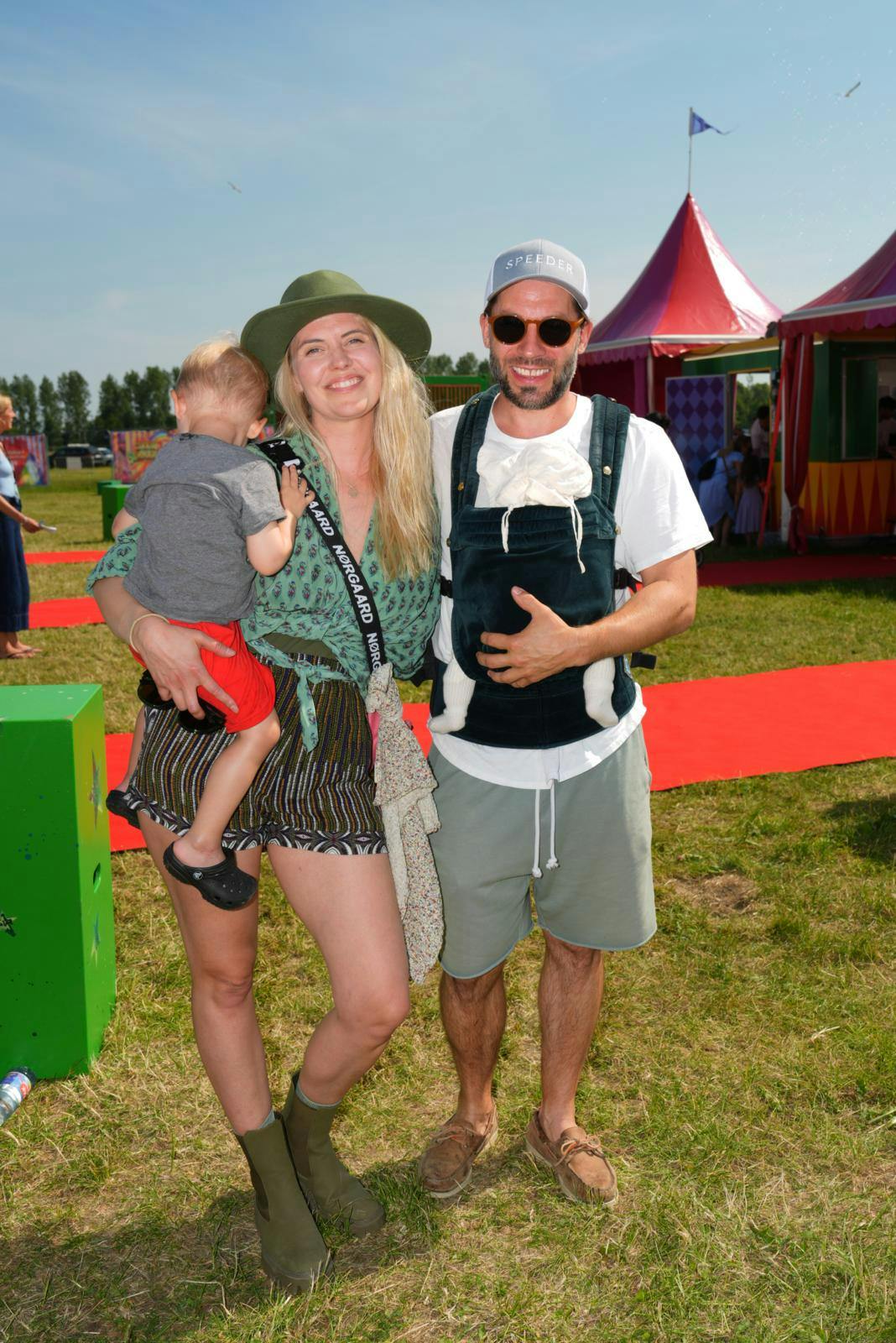 Simon Stenspil og hustruen Anna Stokholm med deres to børn.