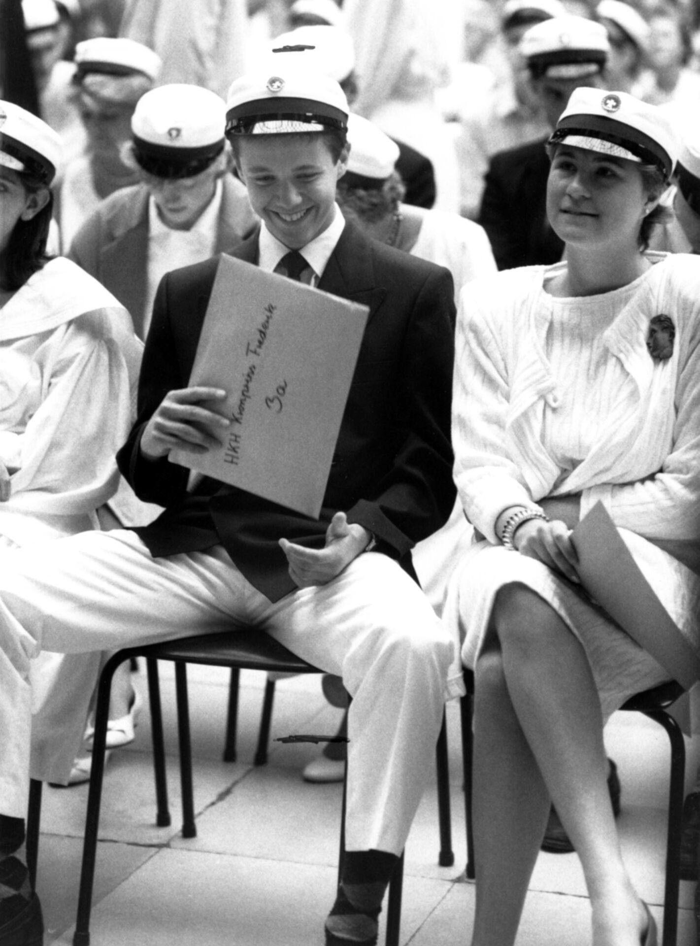 kronprins Frederik med sit studenter eksamensbevis fra 3a på Øregaard gymnasium. (Foto: Bjarne Lüthcke/Ritzau Scanpix)