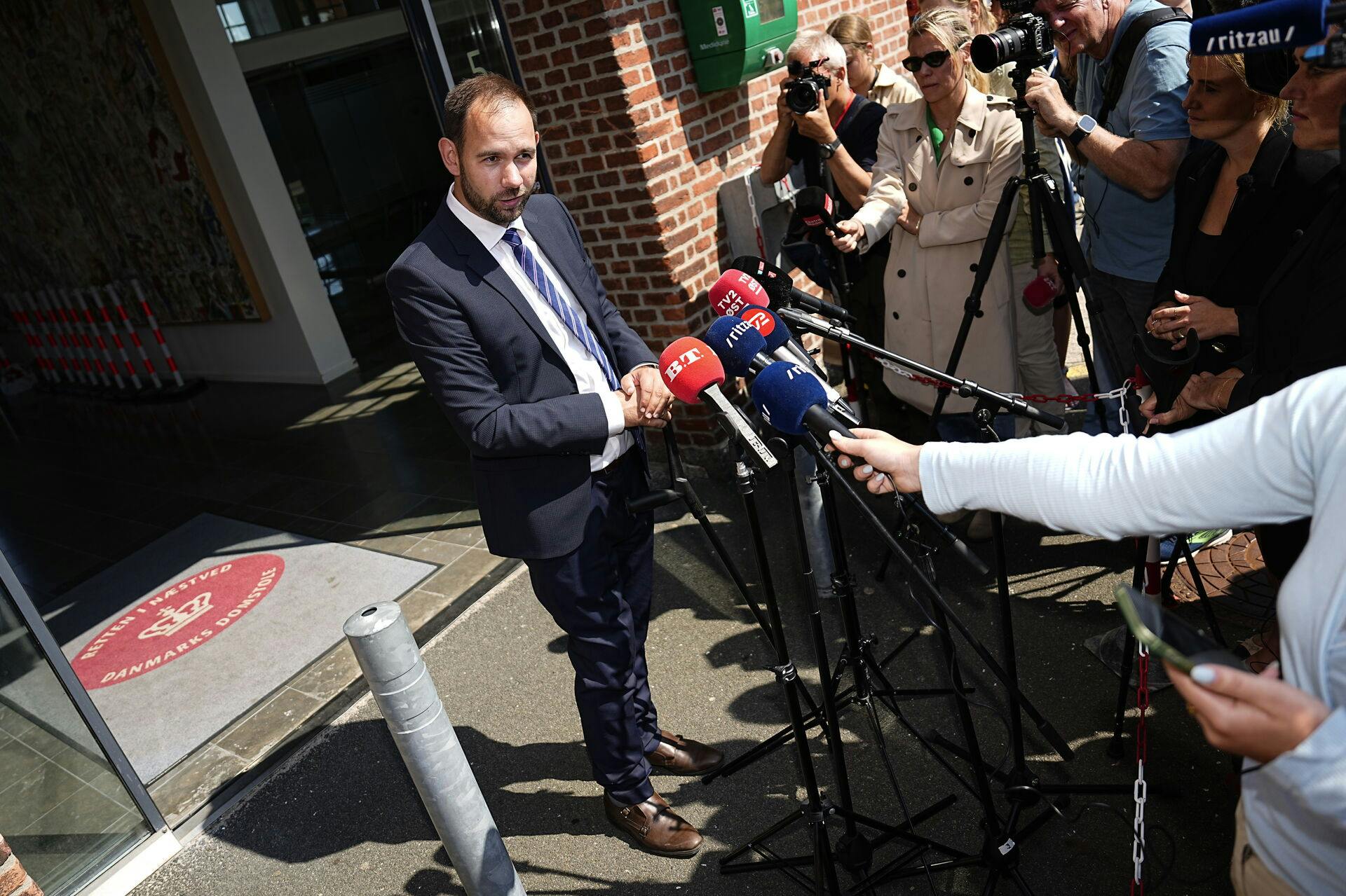 Bistandsadvokatr, for familien til avisbudet fra Kirkerup, Hari Mandic, taler her med pressen, efter dommen var afsagt.