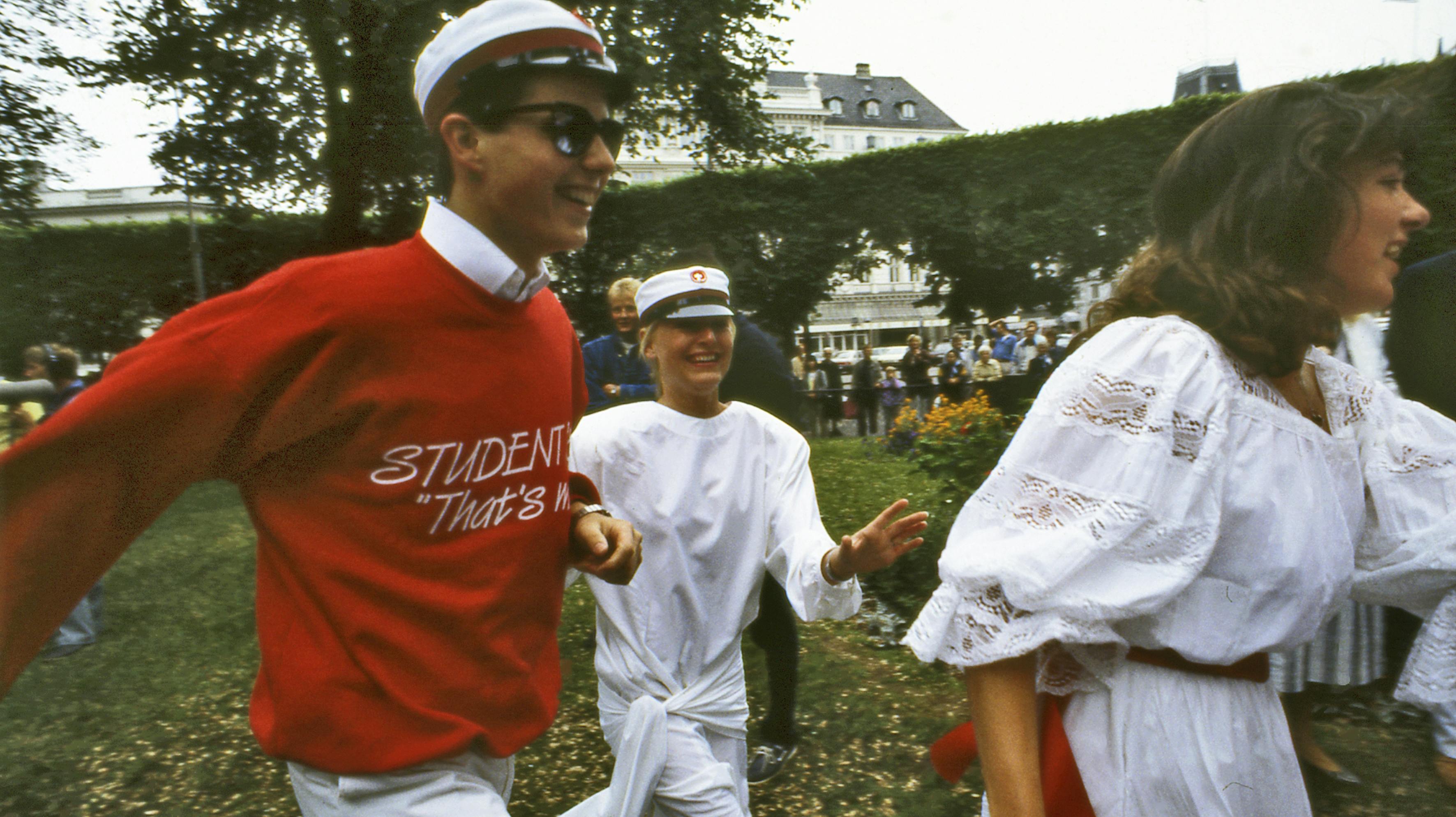 Der var fest, farver og dans, da den daværende kronprins Frederik blev student. 