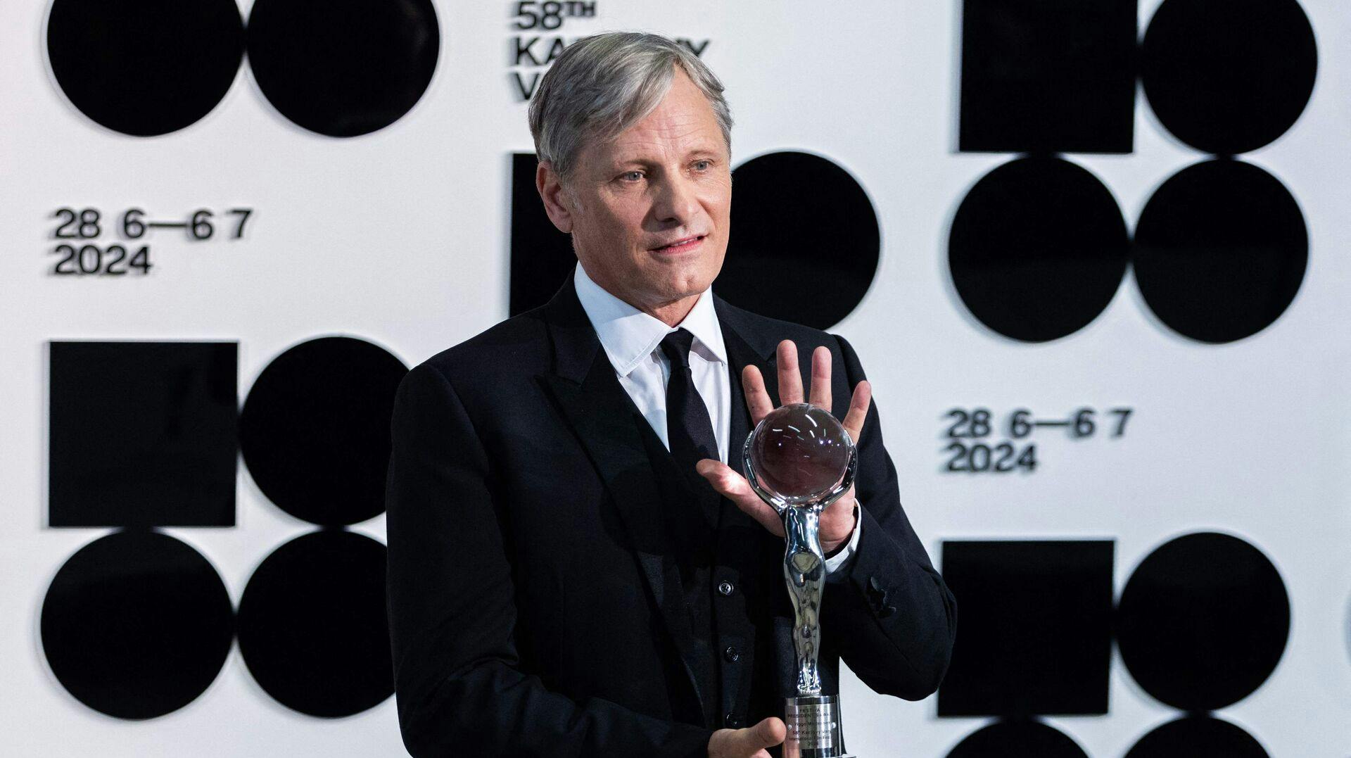 Viggo Mortensen poserer med den såkaldte Festival President's Award Crystal Globe, som han modtog fredag aften.