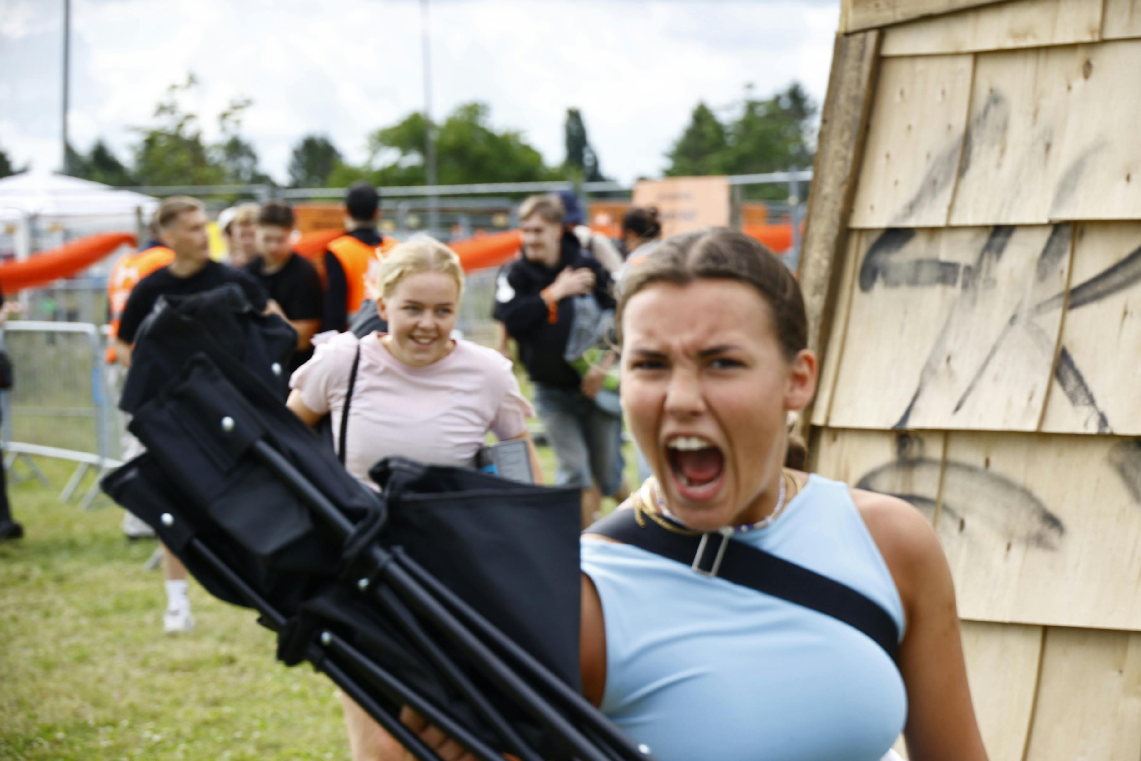 Årets Roskilde Festival går i gang i dag, hvor campingområdet åbner. Og derfor valfarter de forventningsfulde festivalgæster nu til området.&nbsp;