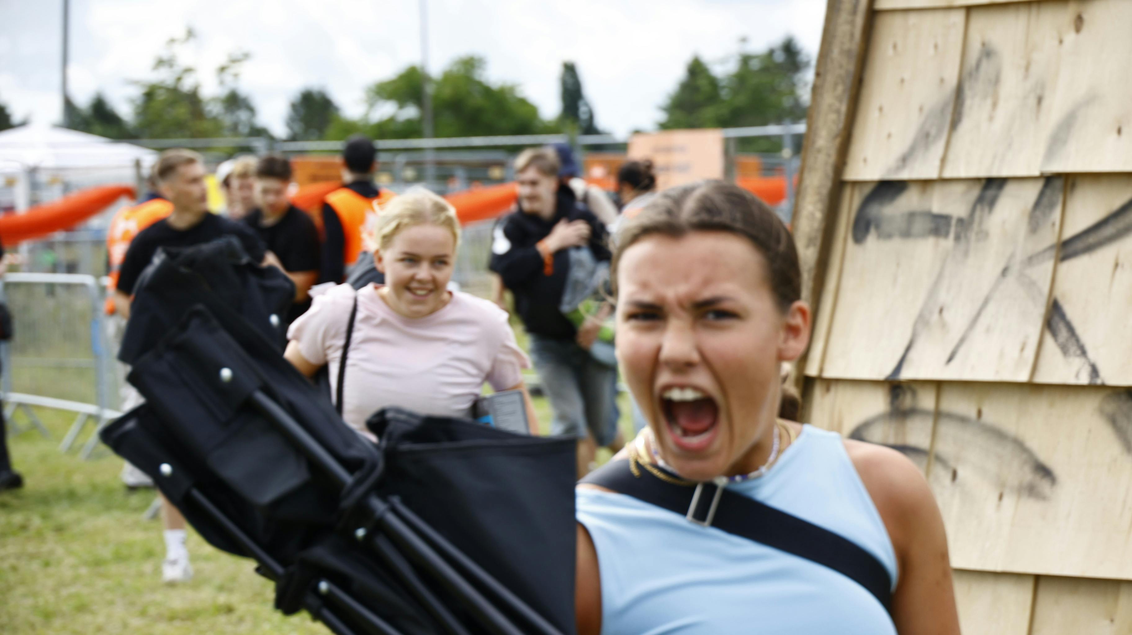Årets Roskilde Festival går i gang i dag, hvor campingområdet åbner. Og derfor valfarter de forventningsfulde festivalgæster nu til området. 