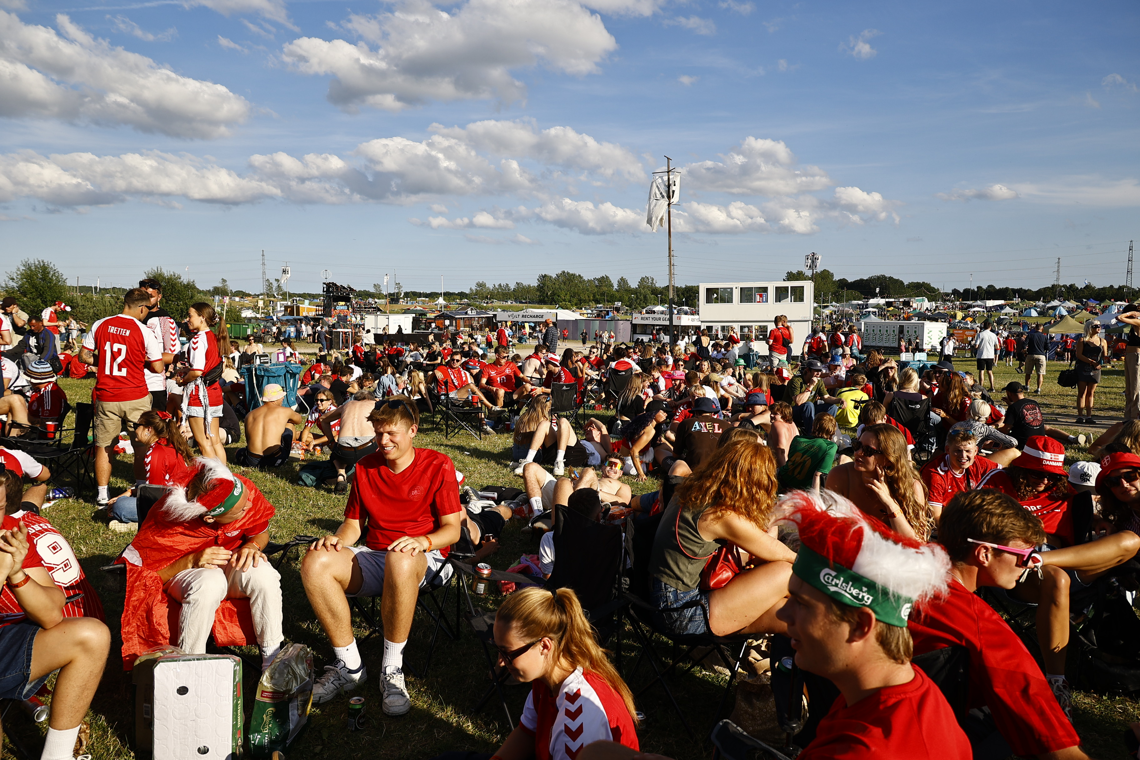 Stemningen er fantastisk på Roskilde Festival. Folk er klar til landskamp.&nbsp;